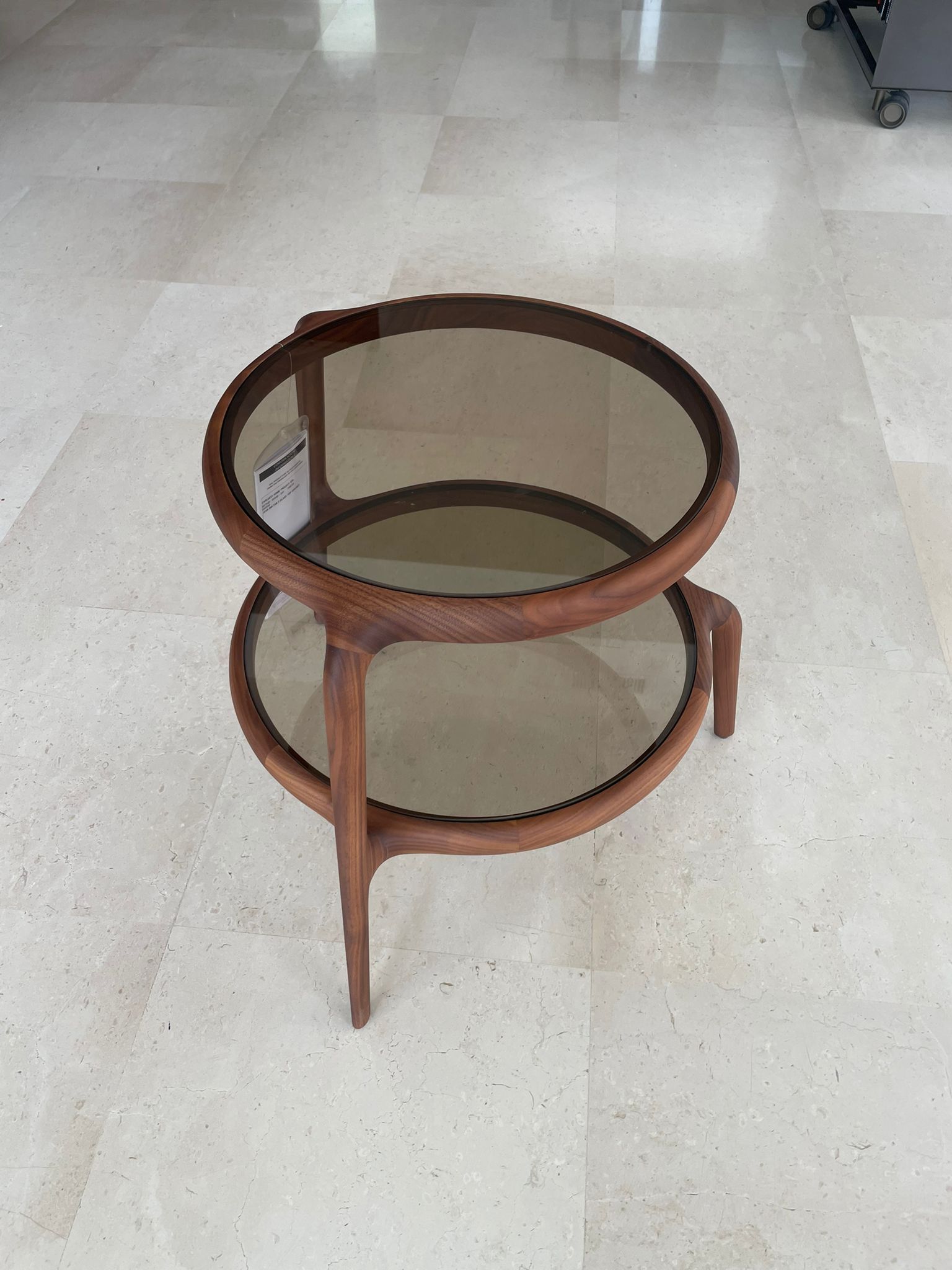 Jean Couchtisch rund aus bronzefarbenem Glas und Walnussholz Side