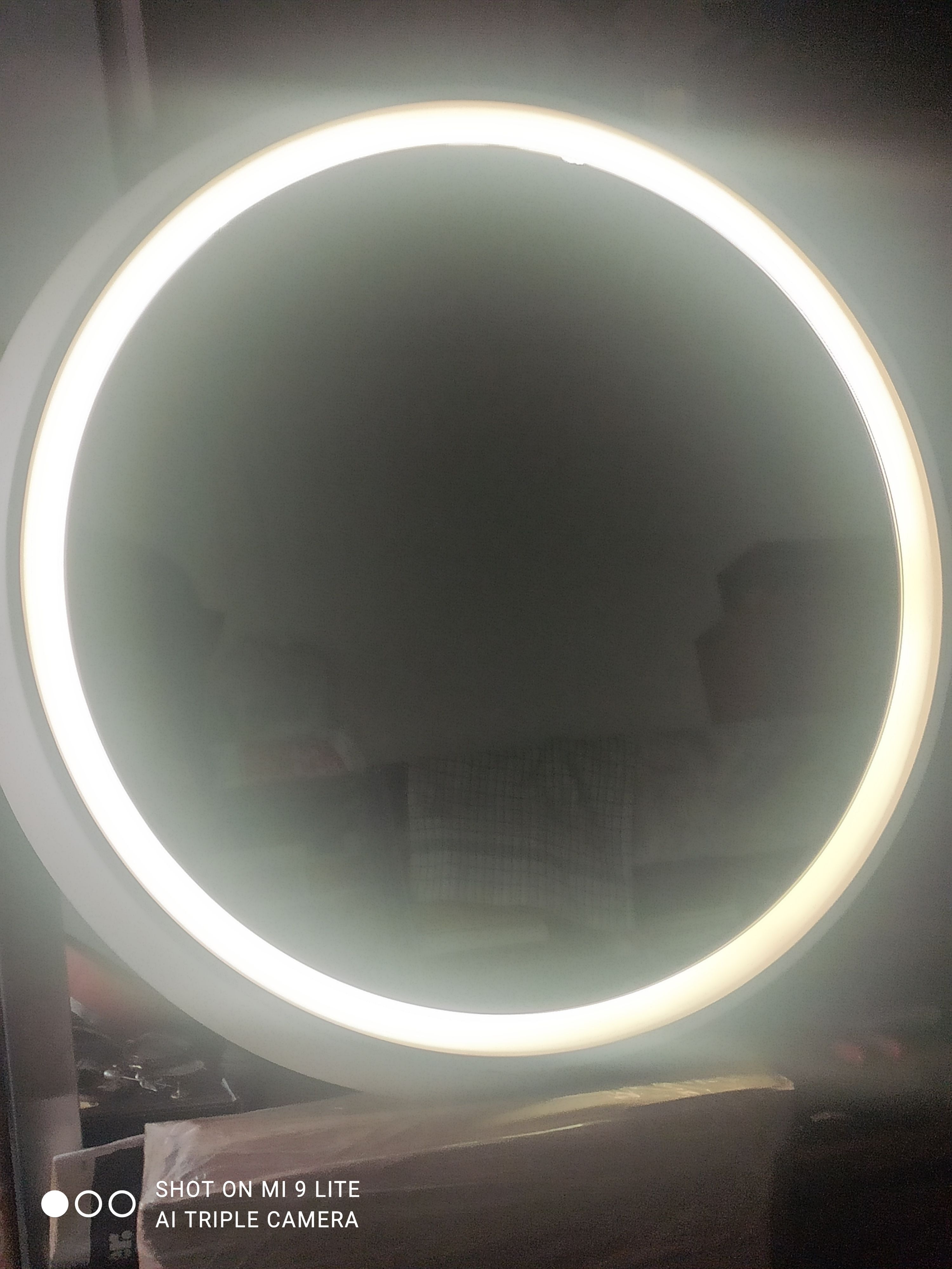 Rückwandbeleuchteter Badezimmerspiegel im 70er-Jahre-Stil Front