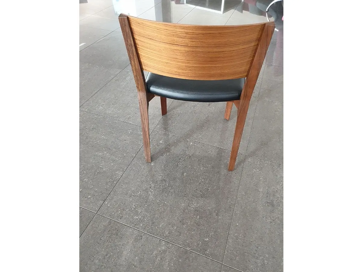 Sedia Lario in legno con sedile in ecopelle (nero), Porro 1