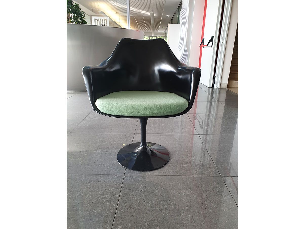 Sedia Tulip con braccioli girevole in alluminio (nero), Knoll