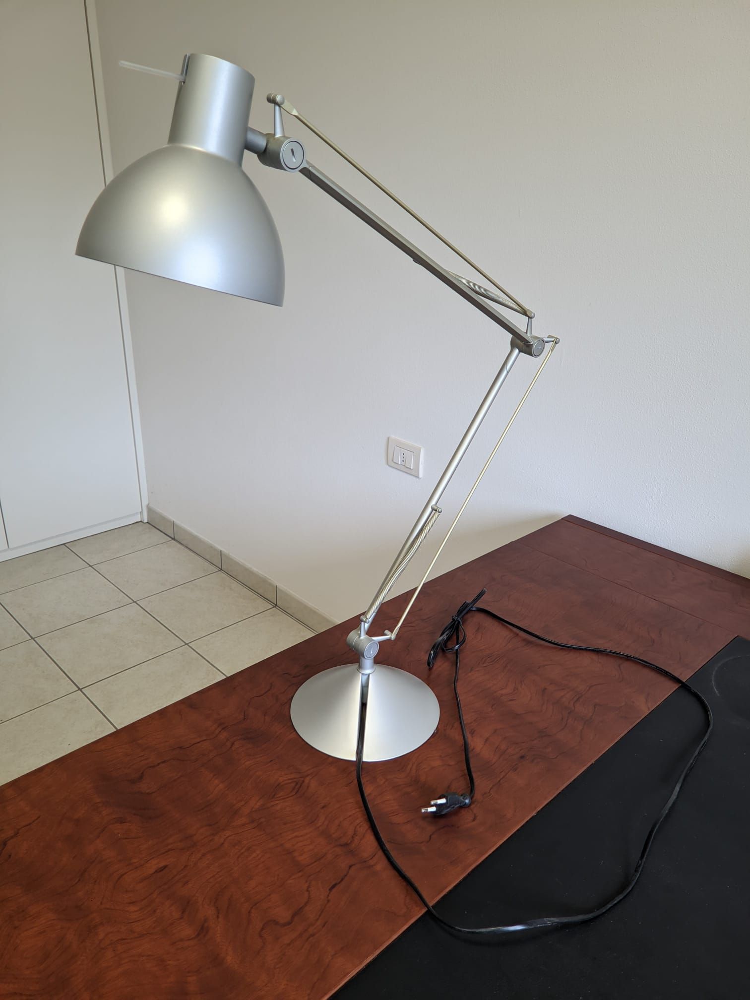 Lámpara de mesa Archimoon Classic de metal de Philippe Starck Side