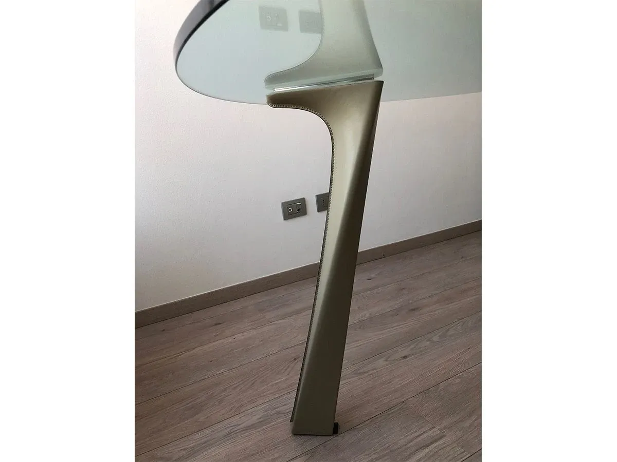 Tavolo rotondo Trium con piano in cristallo 