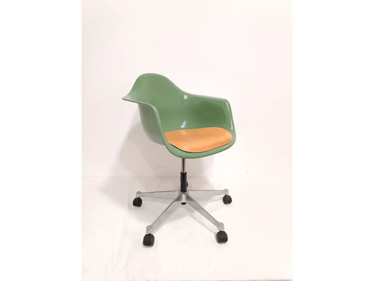 Eames office chair, Vitra image