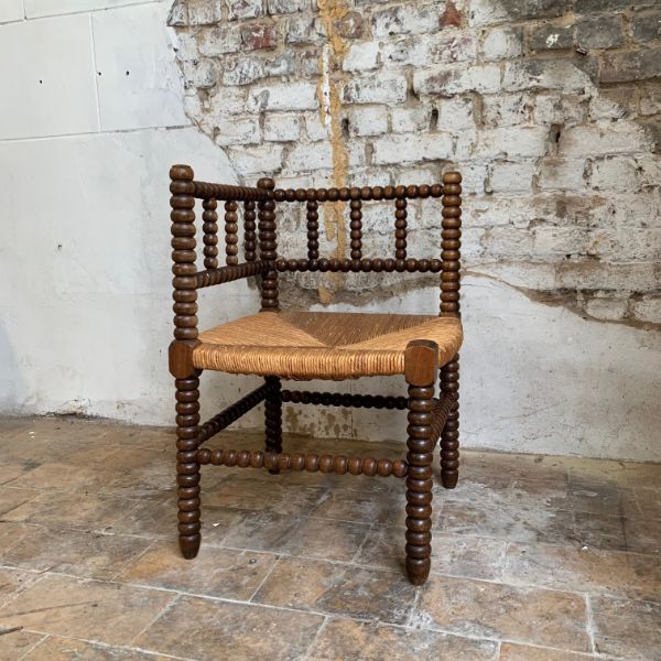 Sedia vintage ad angolo in legno tornito e seduta in paglia, image