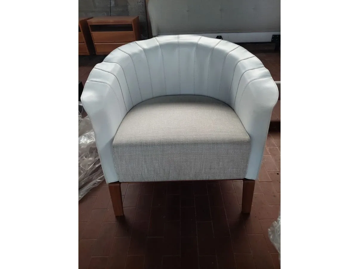 Aura armchair in white leather and fabric, Giorgetti 2