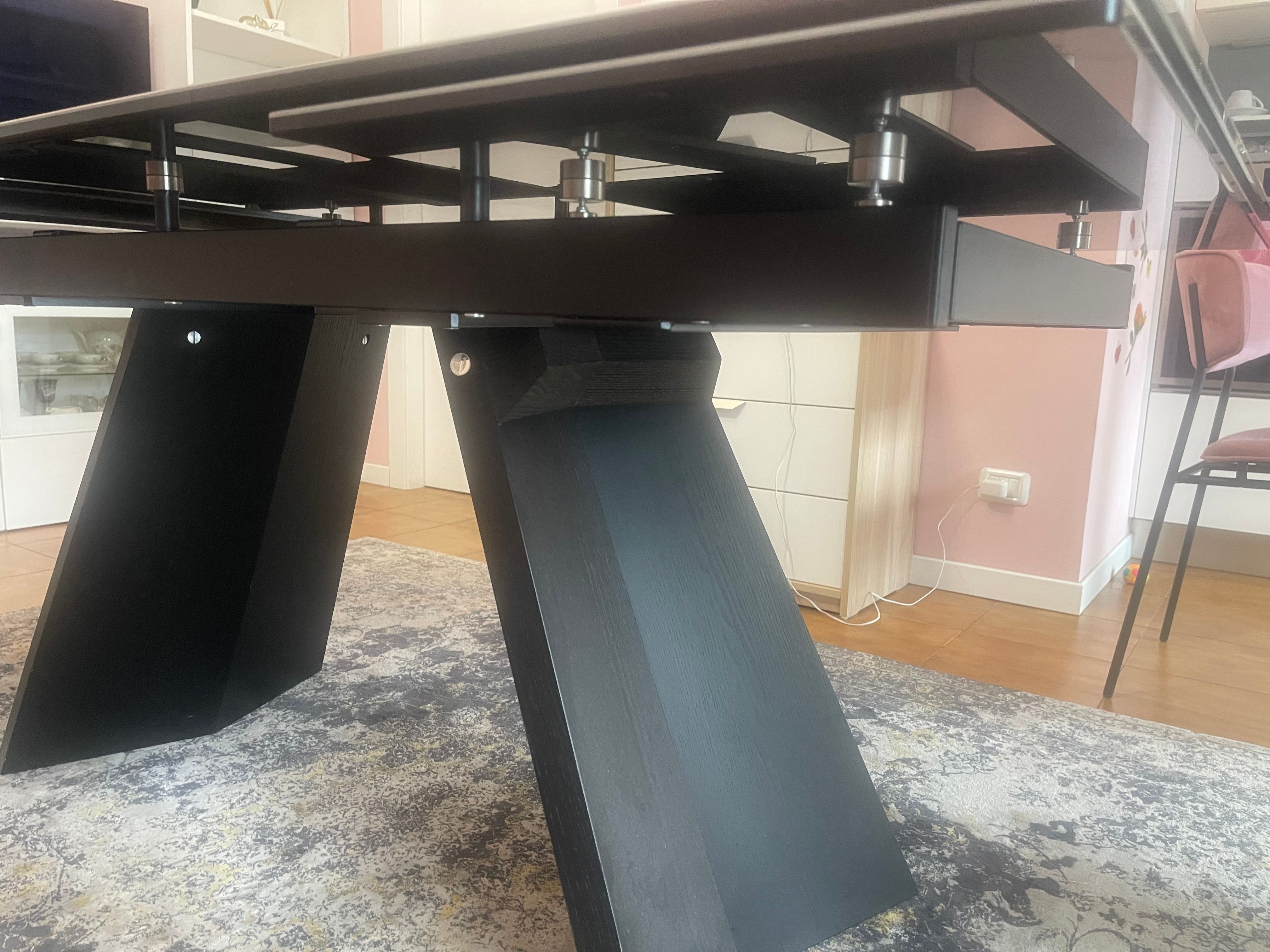 Icaro ausziehbarer Esstisch aus matt schwarzem Holzfurnier Details