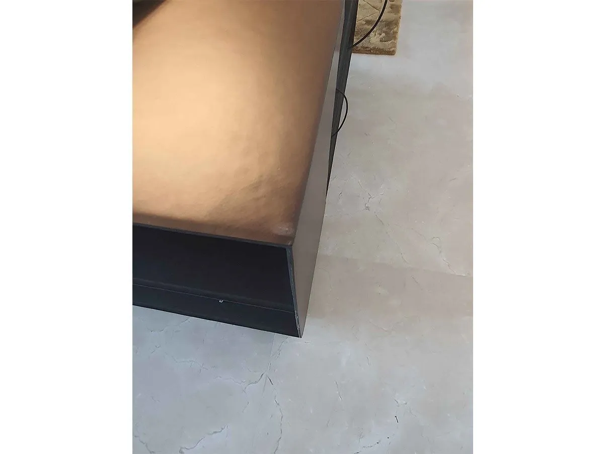 Divano lineare Groundpiece con tavolino in cuoio, Flexform 