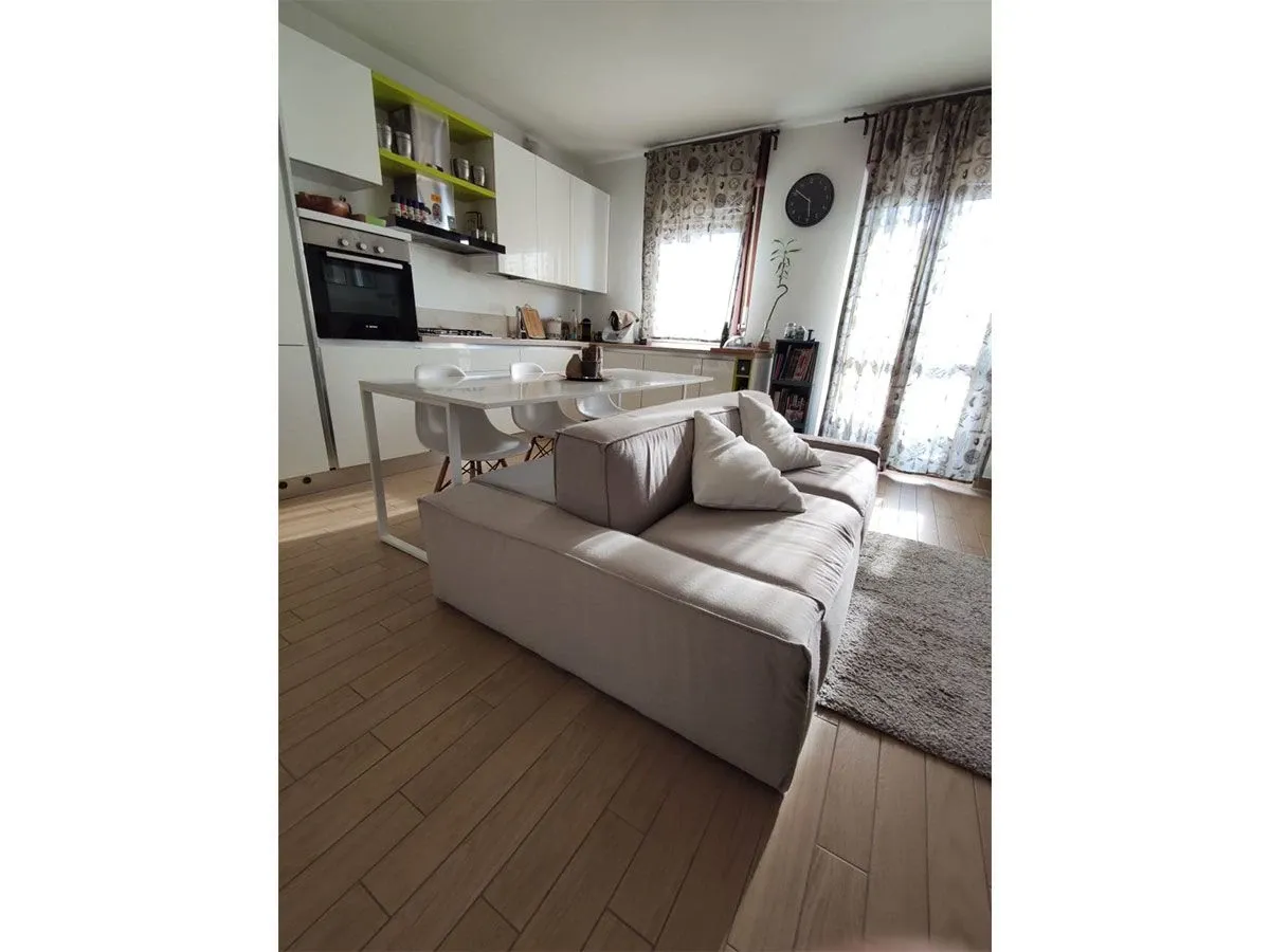 Layout (divano in tessuto e tavolo in legno) 1