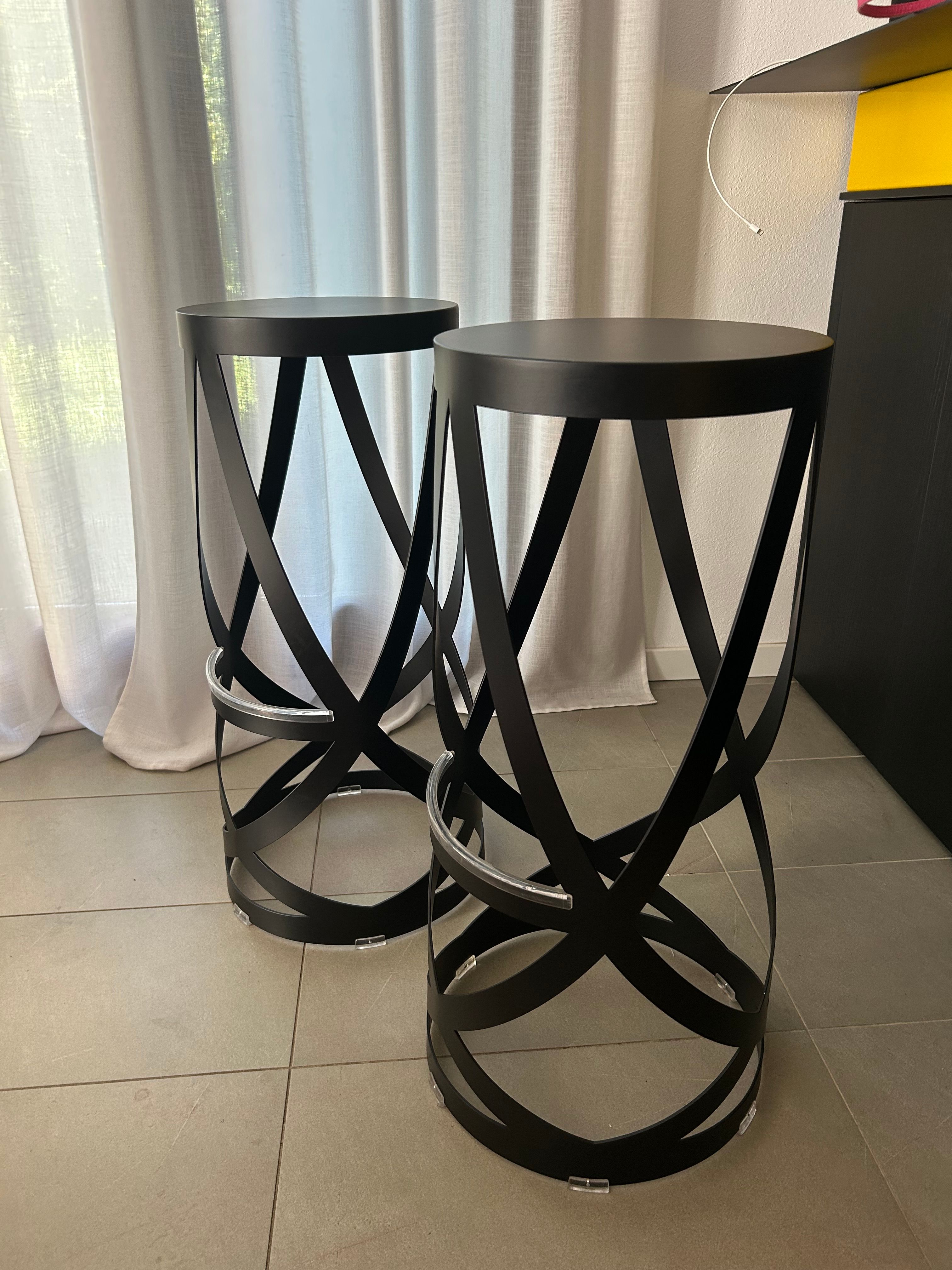 Coppia di sgabelli Ribbon in metallo nero di Nendo Brand