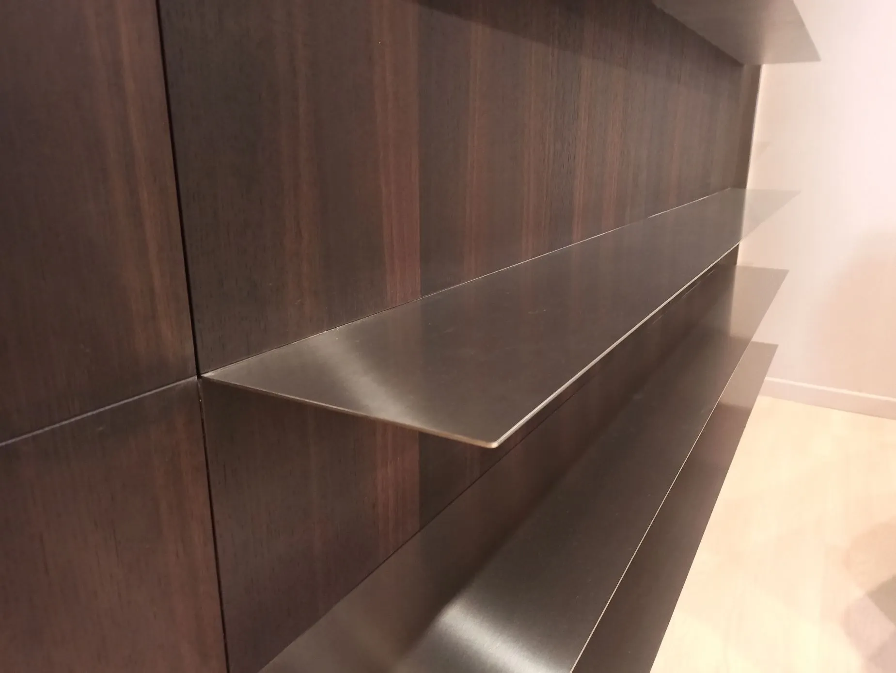 Parete attrezzata Boiserie con mensole,  Poliform 3
