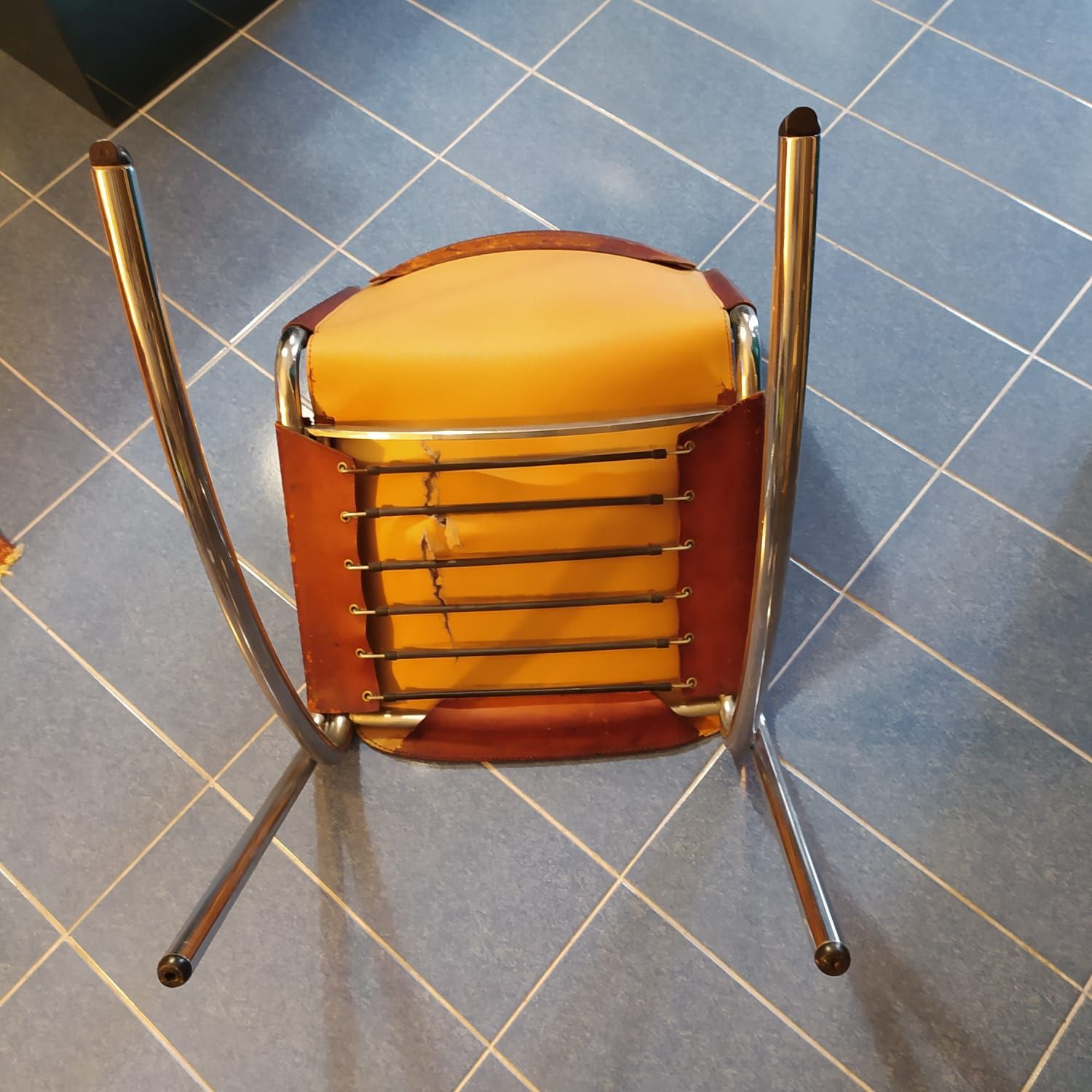 Set of 4 Vintage Leather Jot Chairs by Giotto Stoppino (1970s) Details