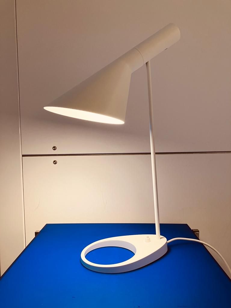 White Aj table lamp, Louis Poulsen image