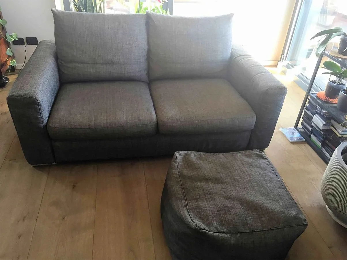 2-Sitzer Sofa mit Hocker aus Stoff 6