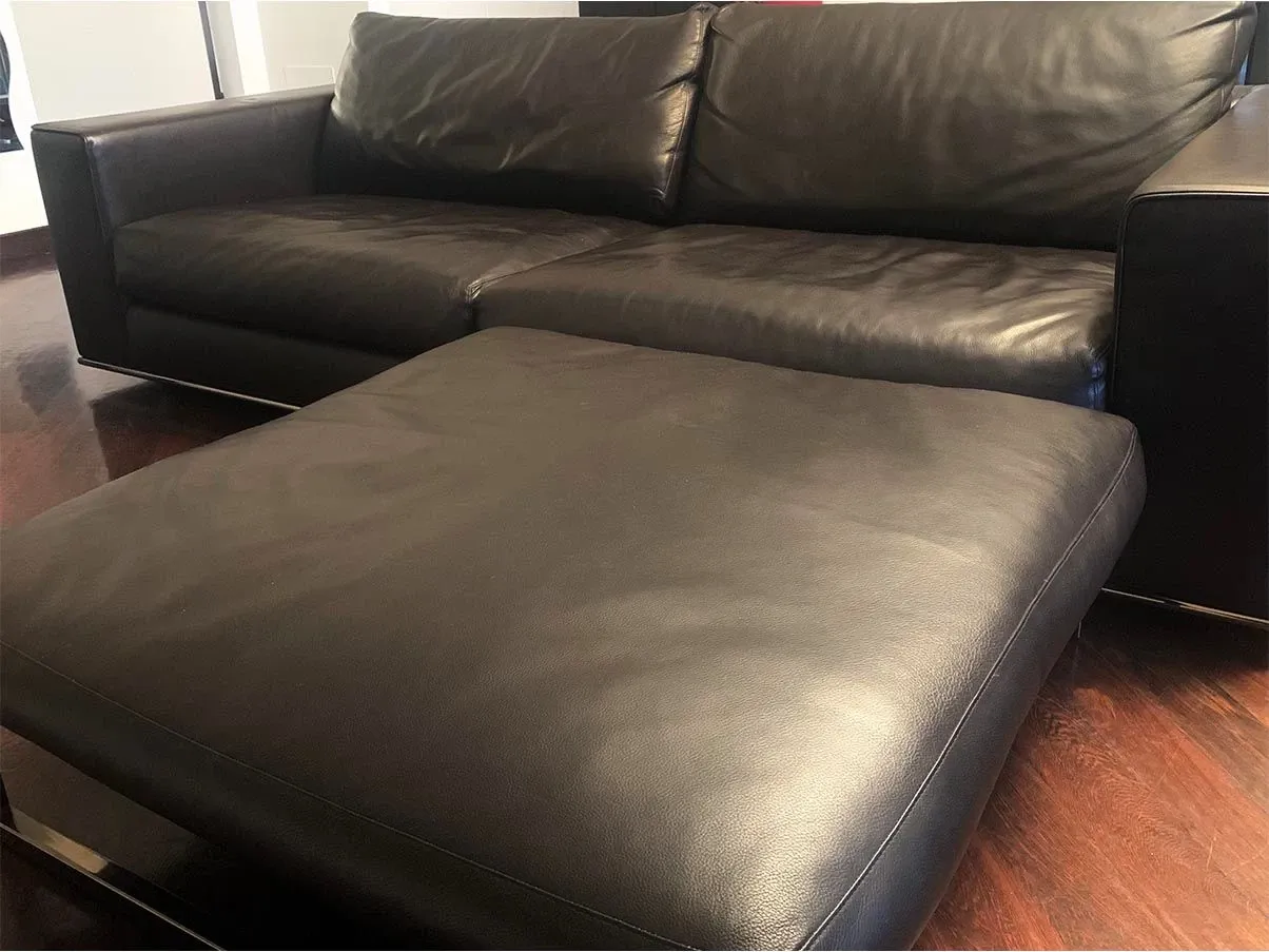 Divano con pouf Hamm in pelle marrone, Minotti 4