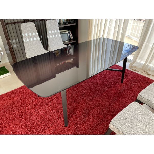 Blade table in glossy lacquer, Giorgetti image