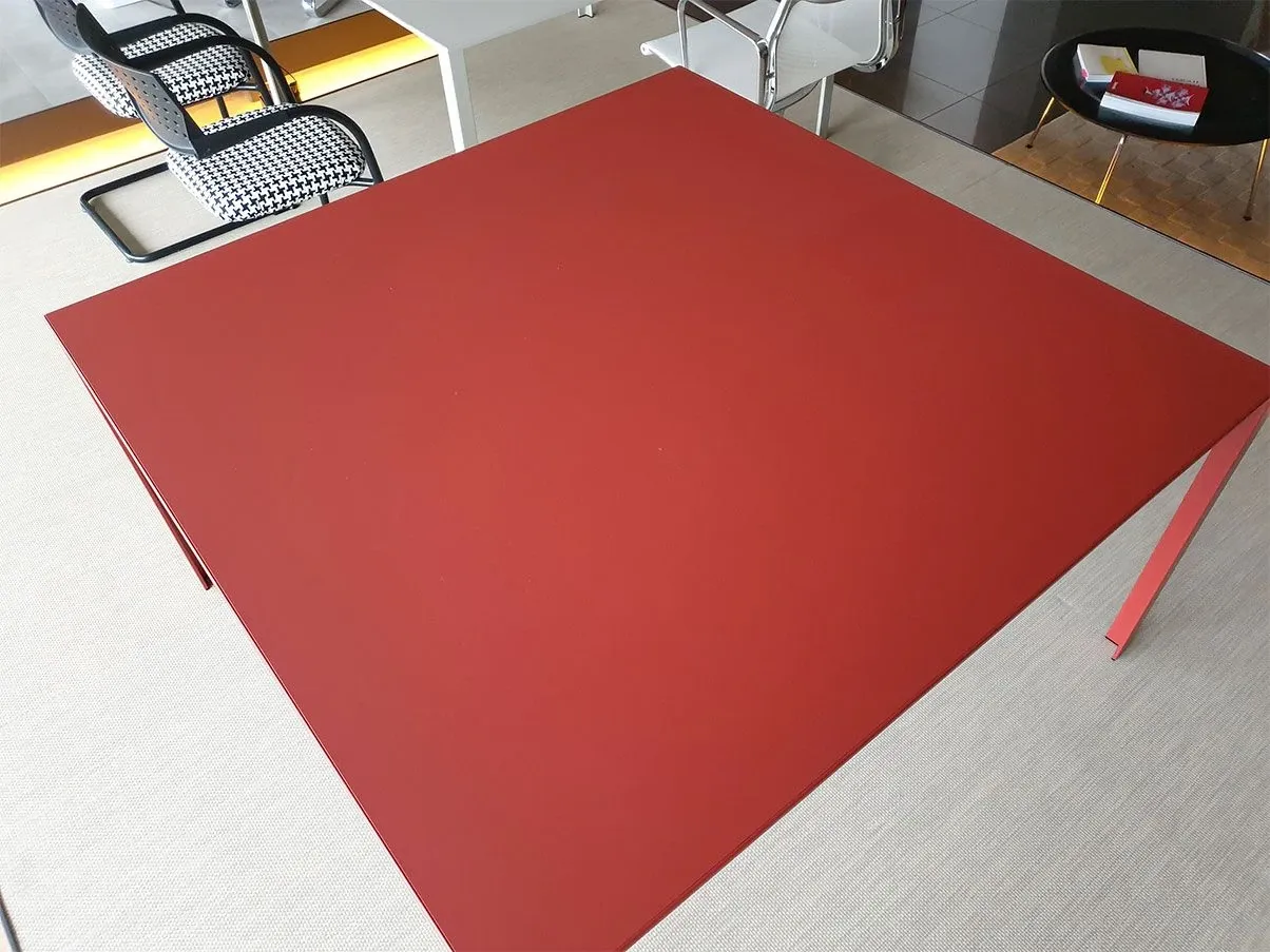 Quadratischer Aluminiumtisch LessLess Color (rot) 4