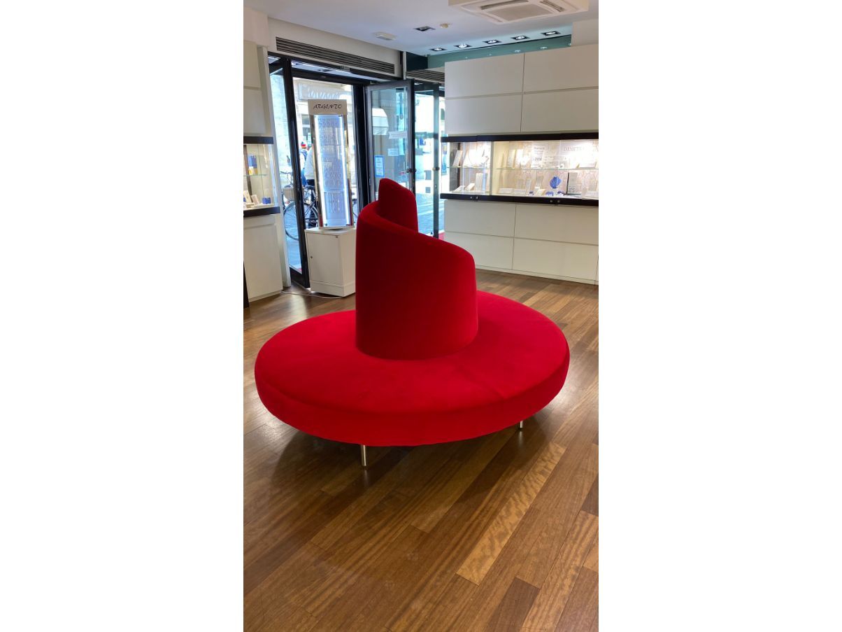 Tatlin round sofa in red velvet, Edra 4