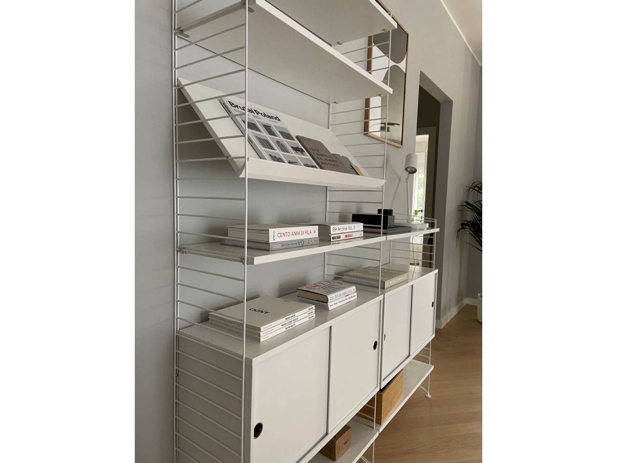 Composición de estantería de suelo blanca Side