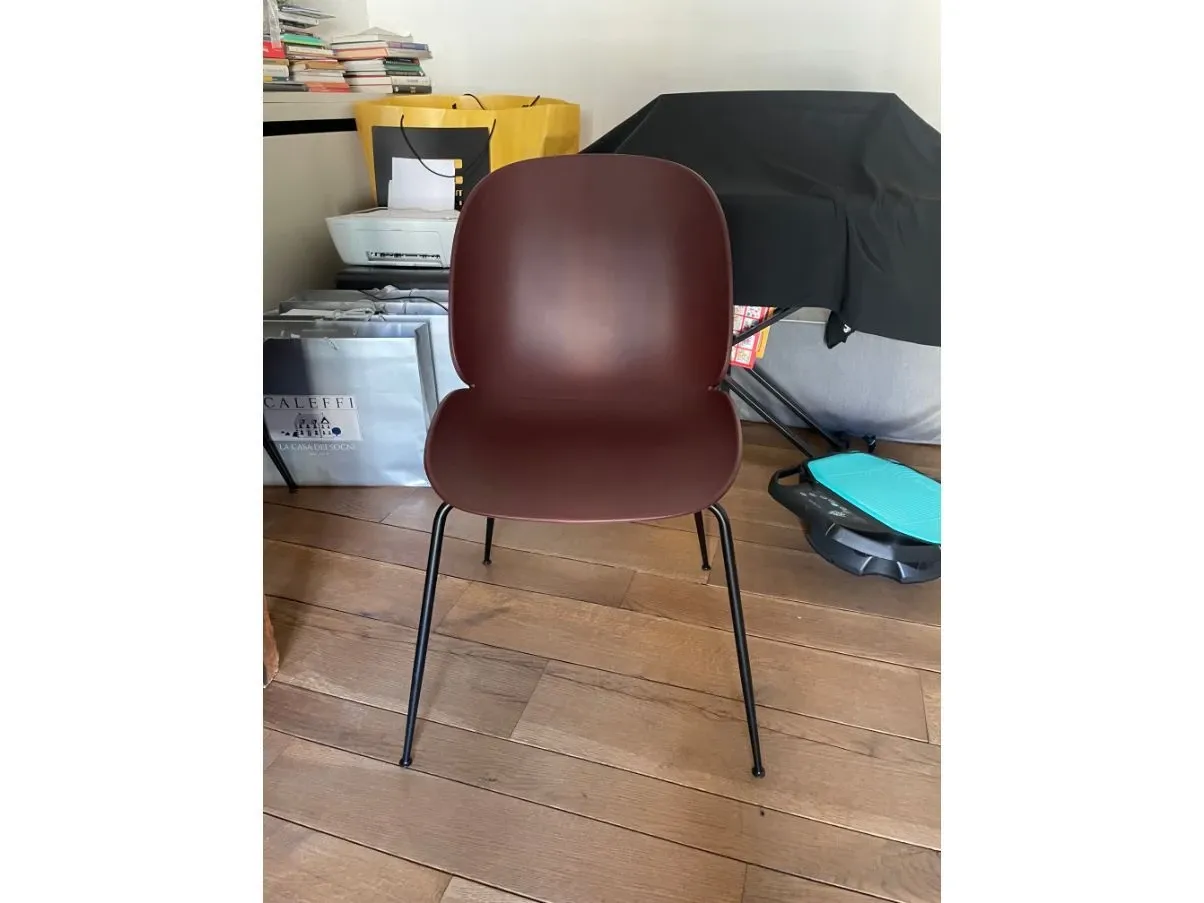 Sedia Beetle bordeaux, Gubi 1