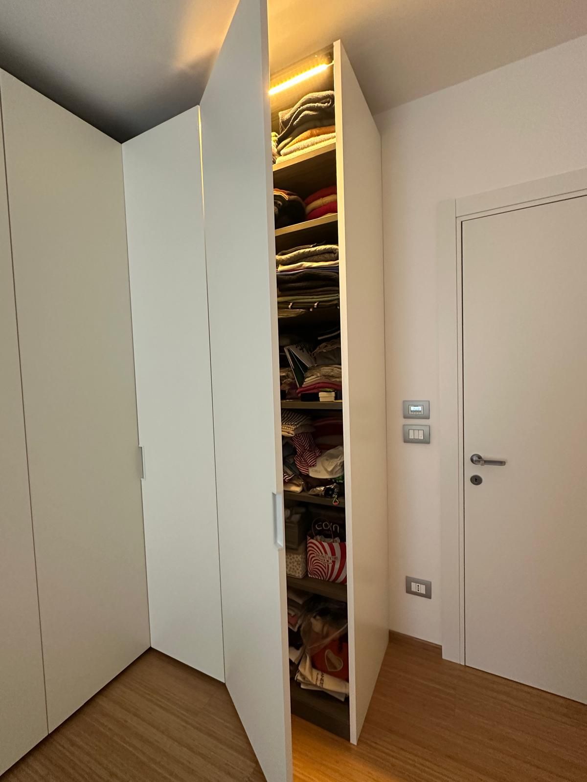 Eckkleiderschrank mit LED-Beleuchtung in mattem Creme-Lack Details