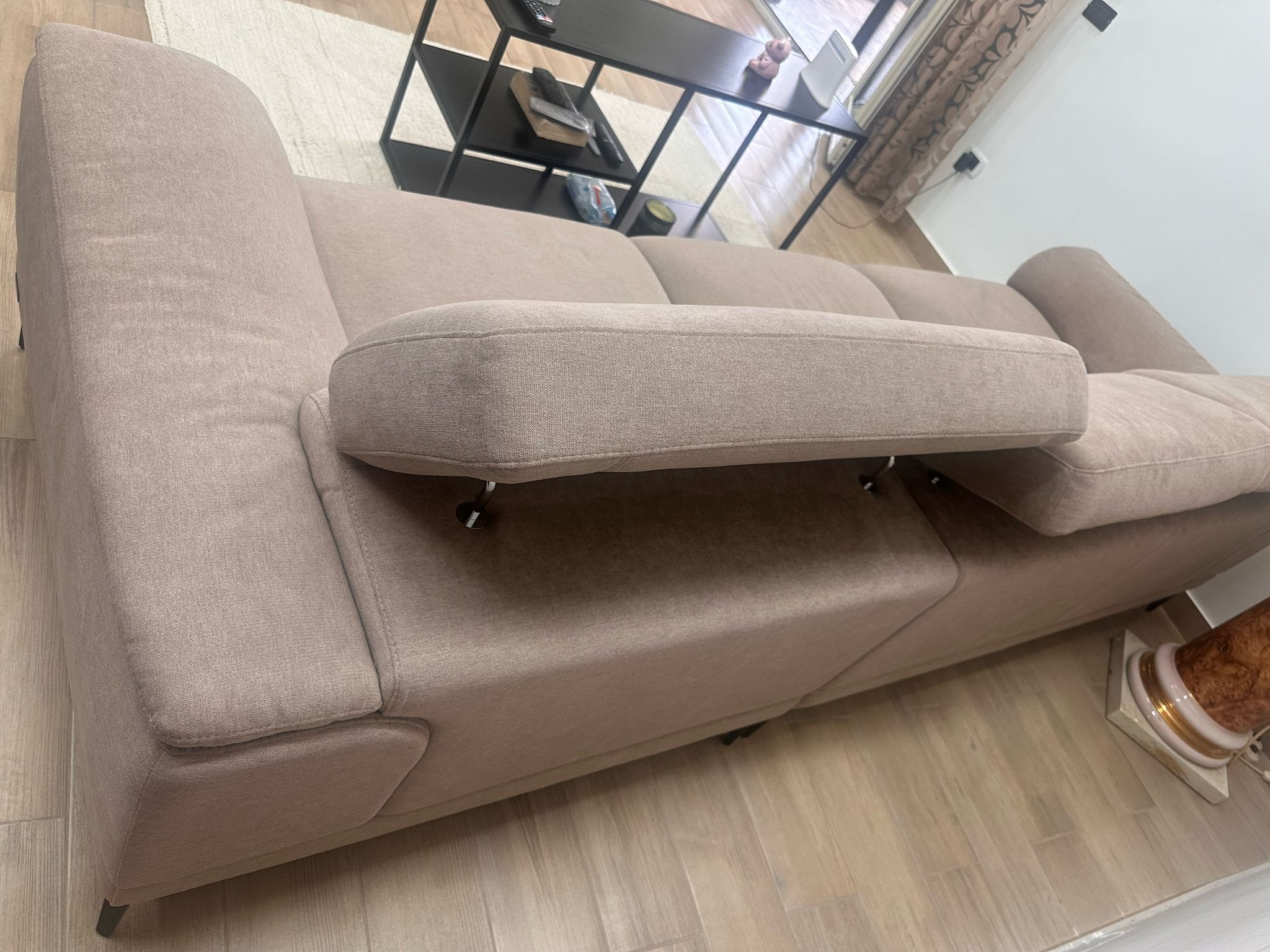 Divano 3 posti rivestito in tessuto (beige/grigio) Details