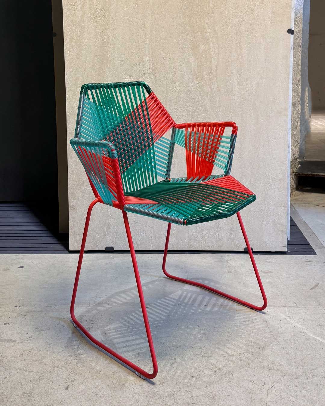 Sedia Tropicalia verde e rossa di Patricia Urquiola   Brand