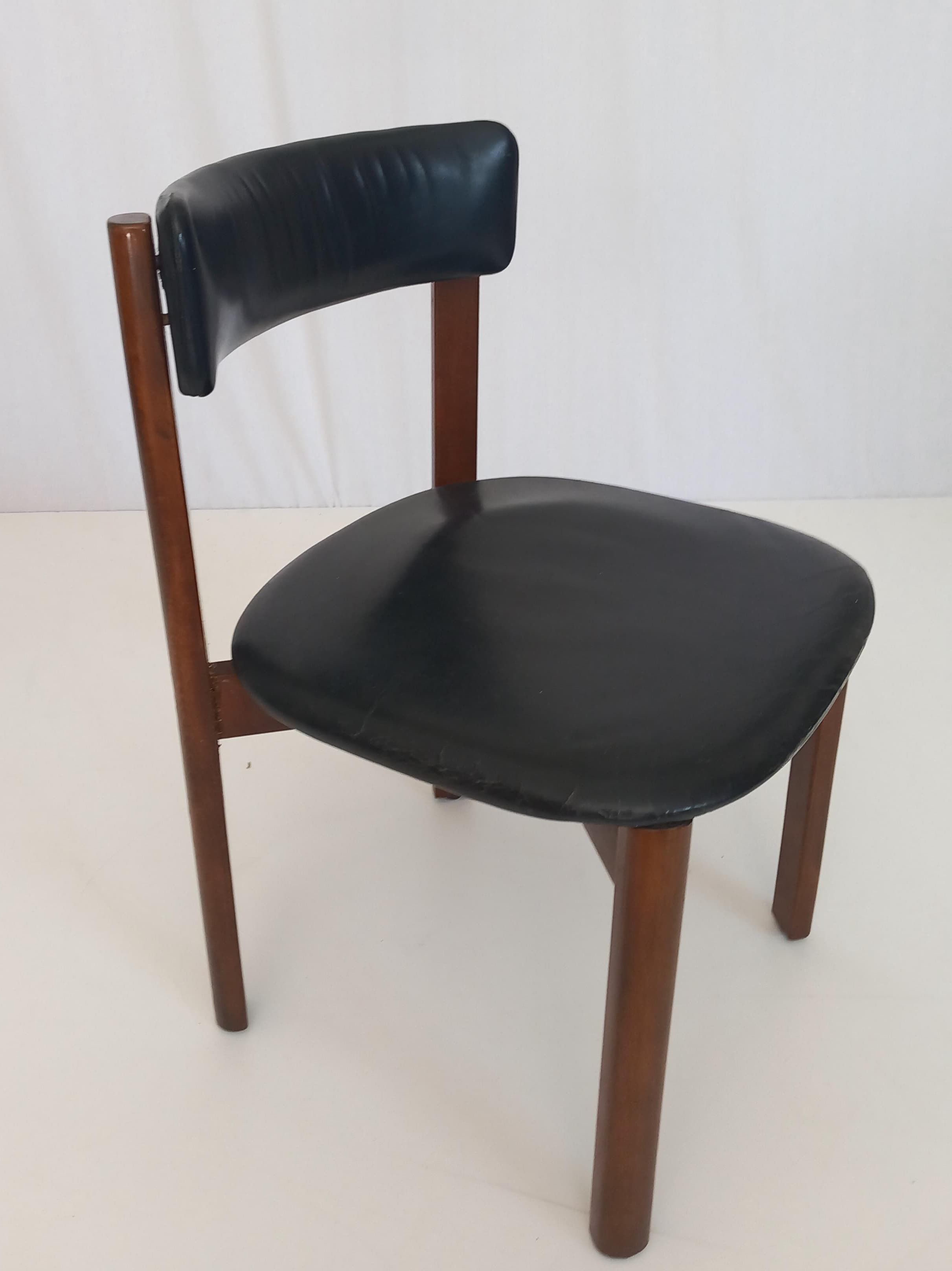 4er Set Vintage Esszimmerstühle aus Nussbaumholz und schwarzem Leder (70er Jahre) Front