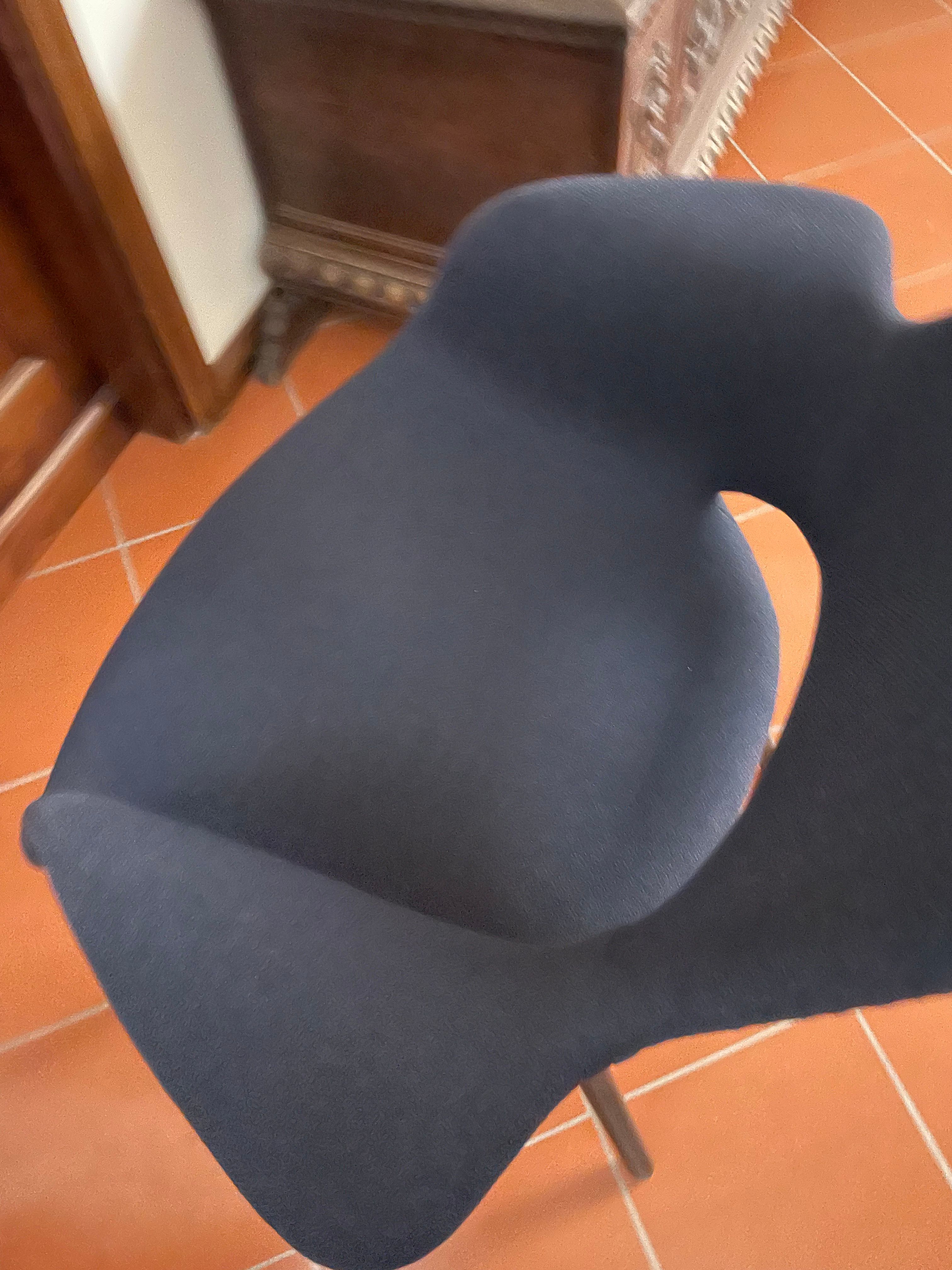 Set of 4 Organic Chairs in Fabric by Charles Eames and Eero Saarinen Side