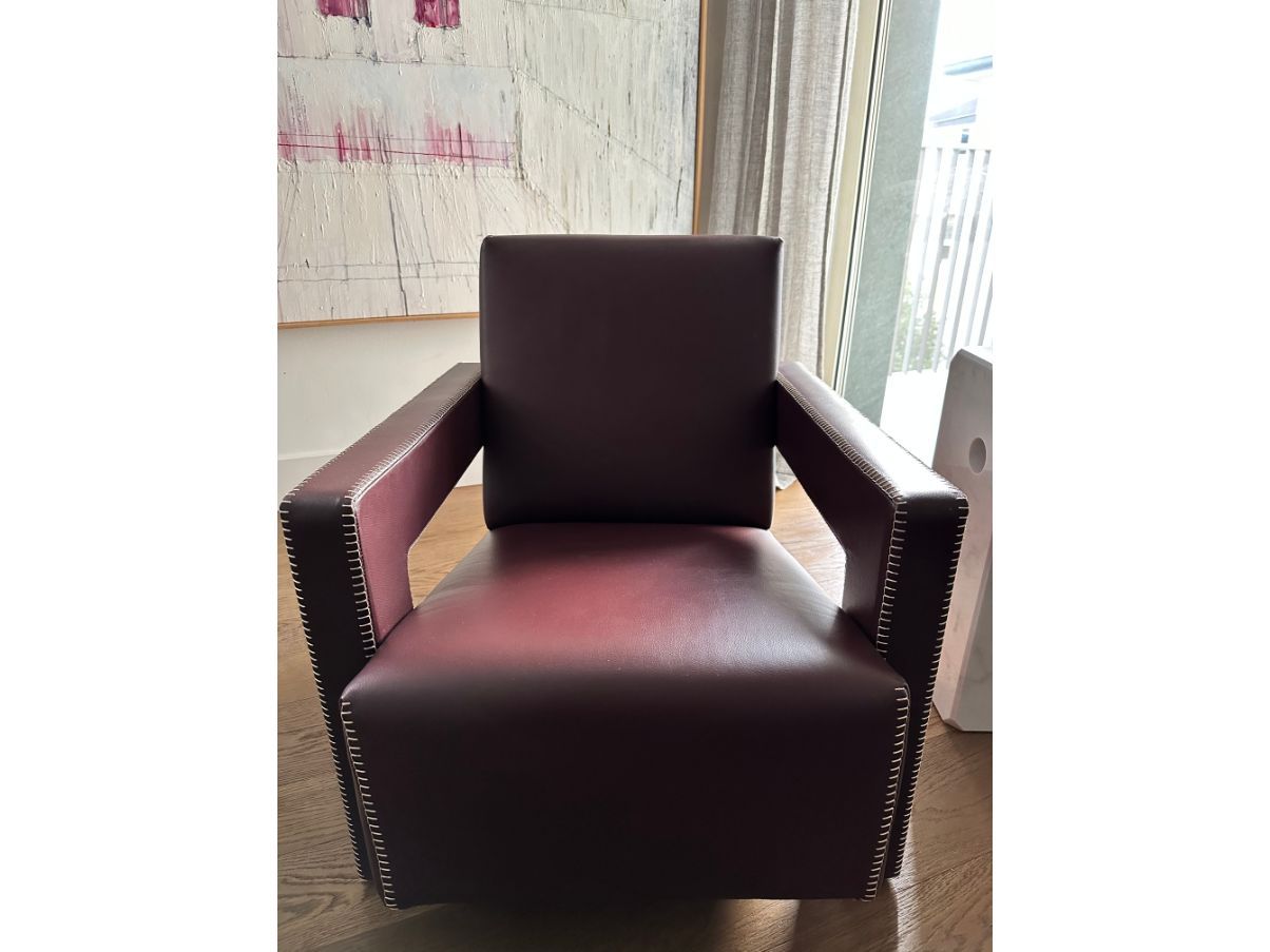 Utrecht armchair in burgundy leather Side