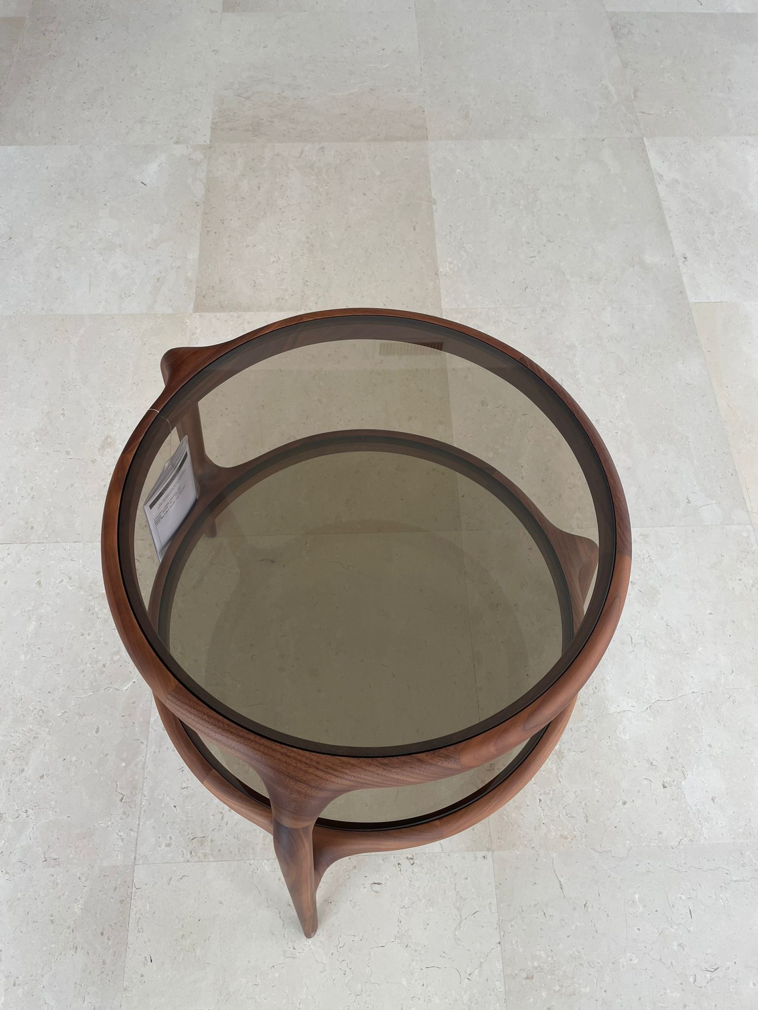 Jean Couchtisch rund aus bronzefarbenem Glas und Walnussholz Details