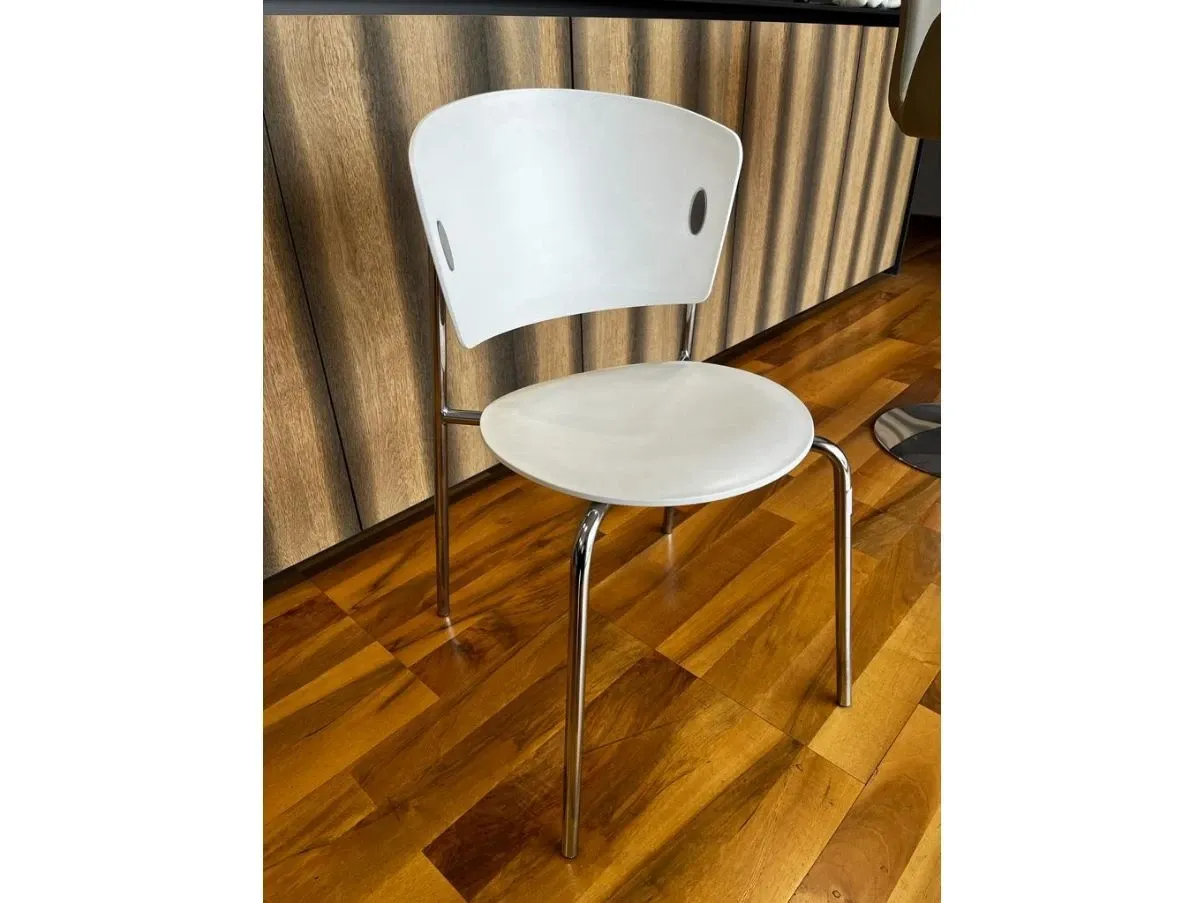 White plastic chair, Bontempi 1