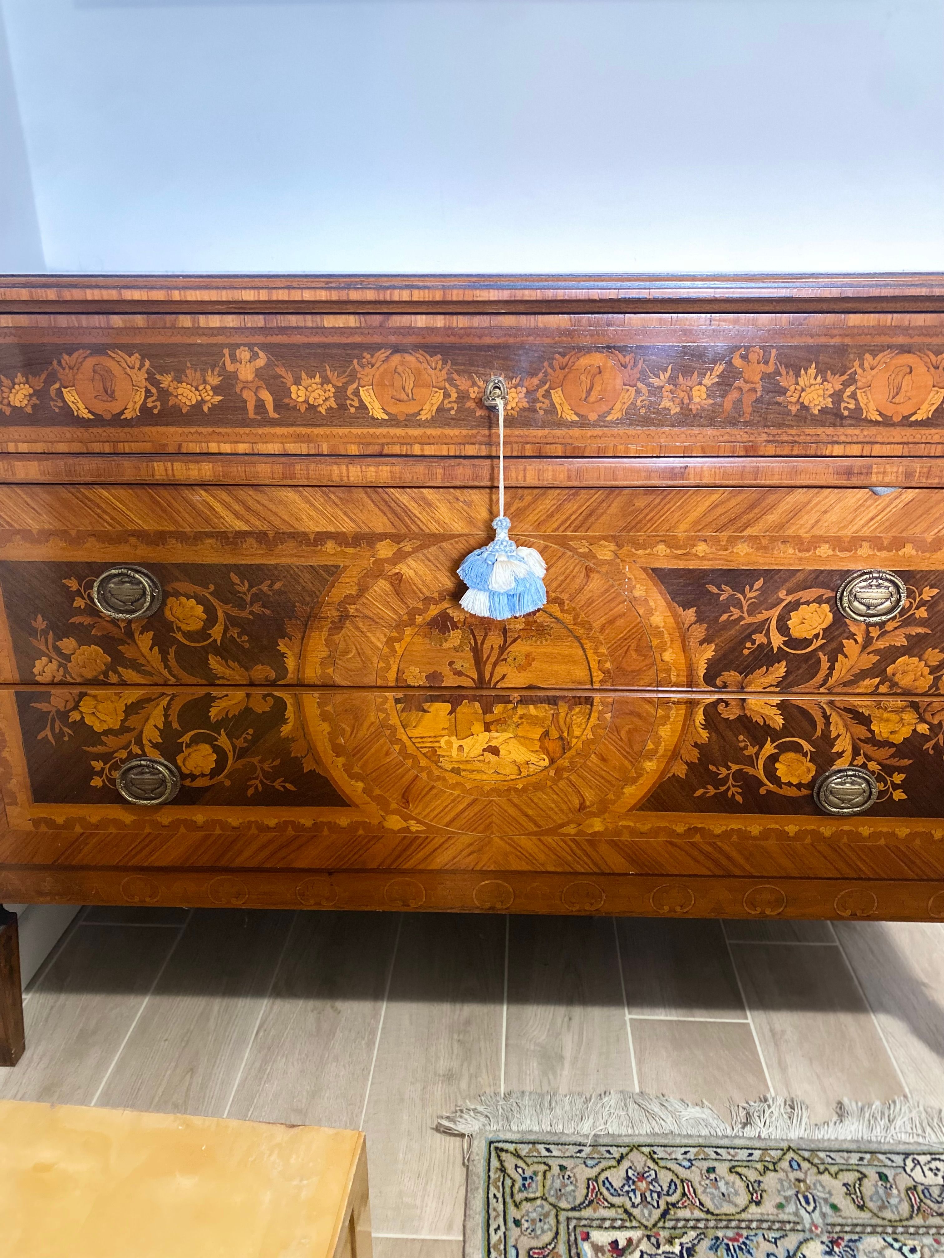 Commode décorée en noyer et en bois de cerisier (XIXe siècle) Side