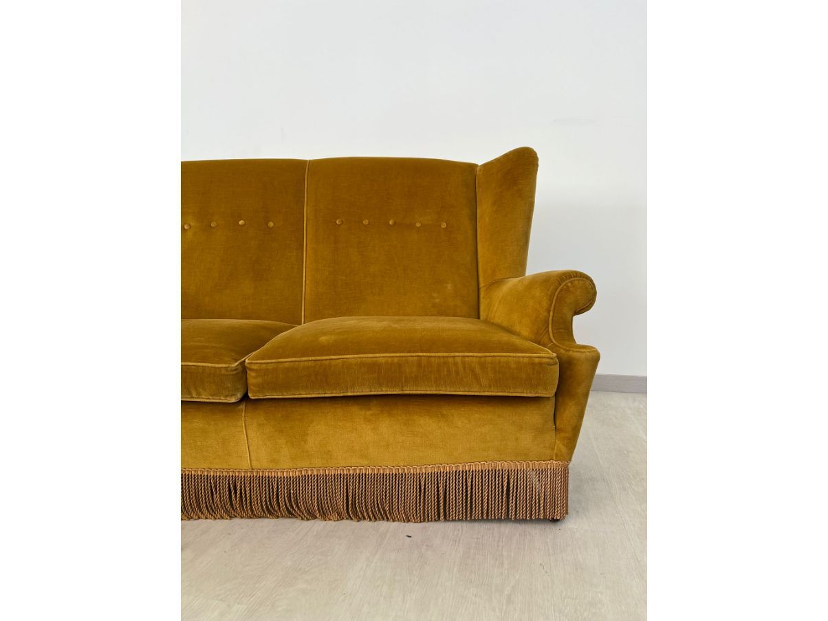 Divano 2 posti con frange in velluto ocra (anni '60) Brand