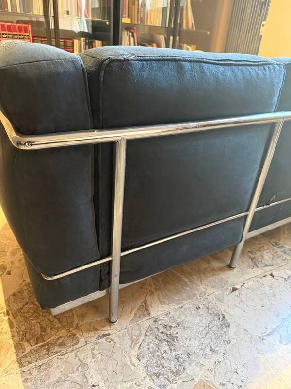 Le Corbusier LC2 3-Sitzer Sofa aus blauem Stoff Defects