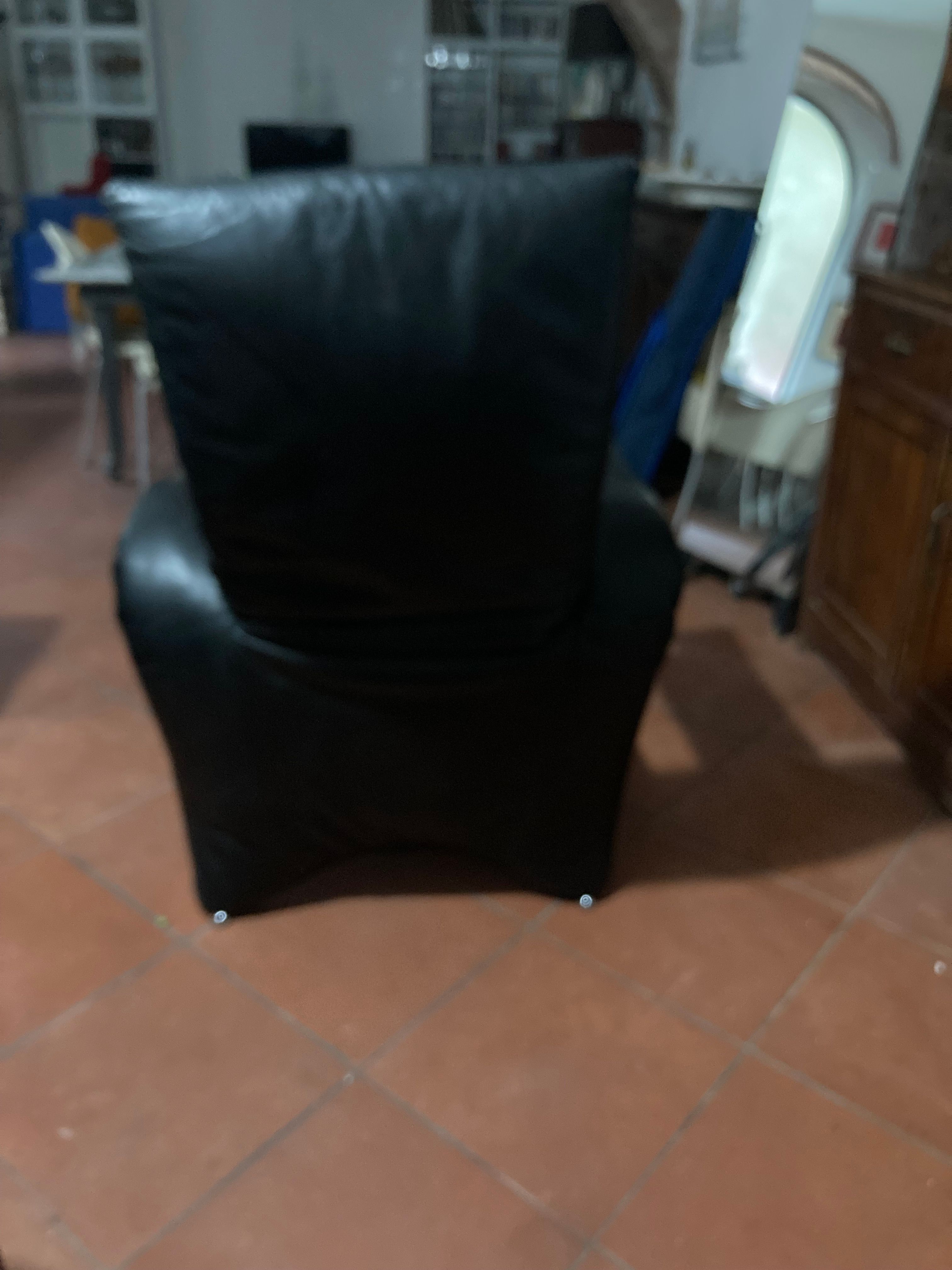 Black Leather Chaise Lounge (1980s/1990s) Details