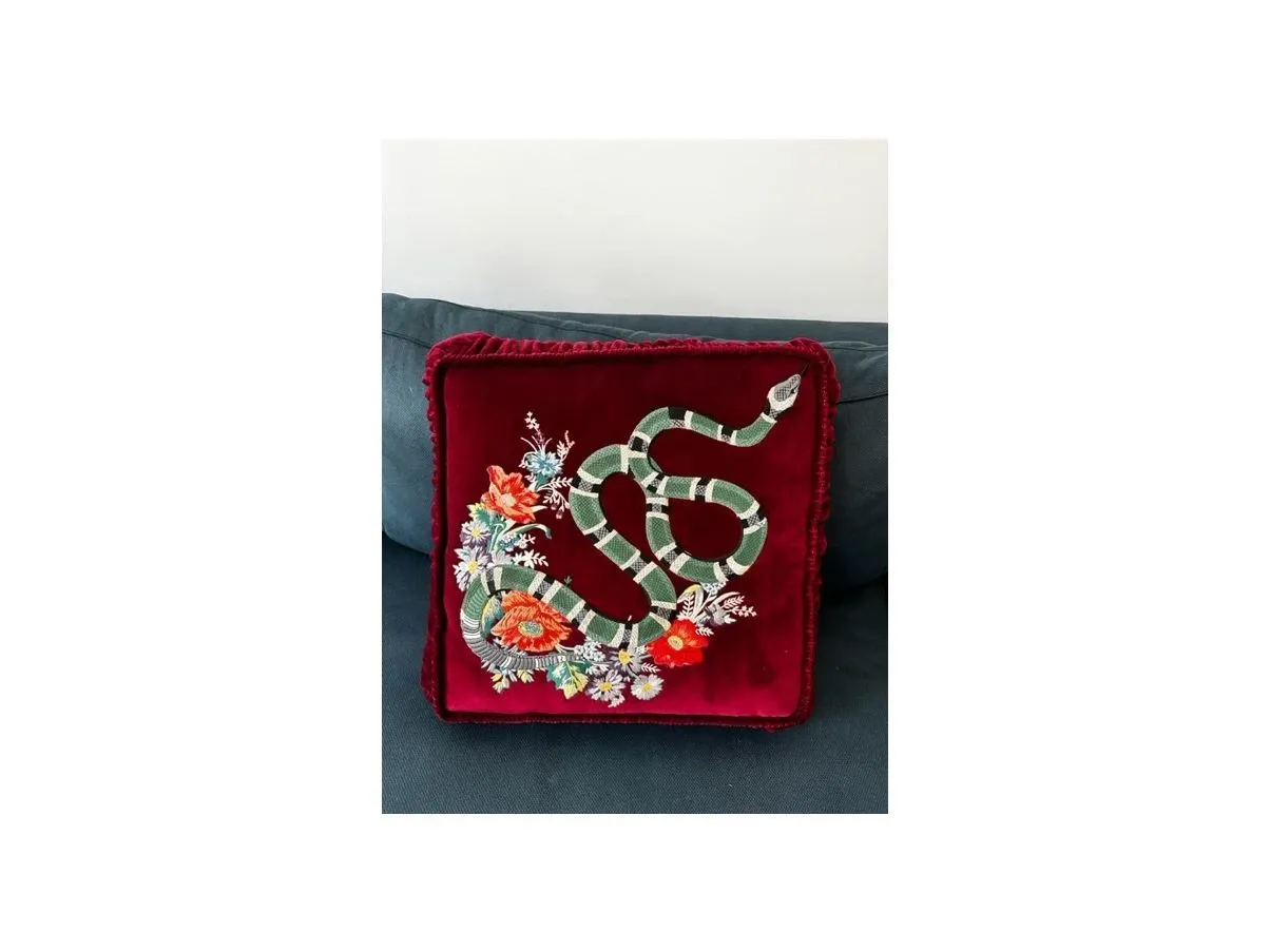 Cuscino in velluto rosso con decori 15