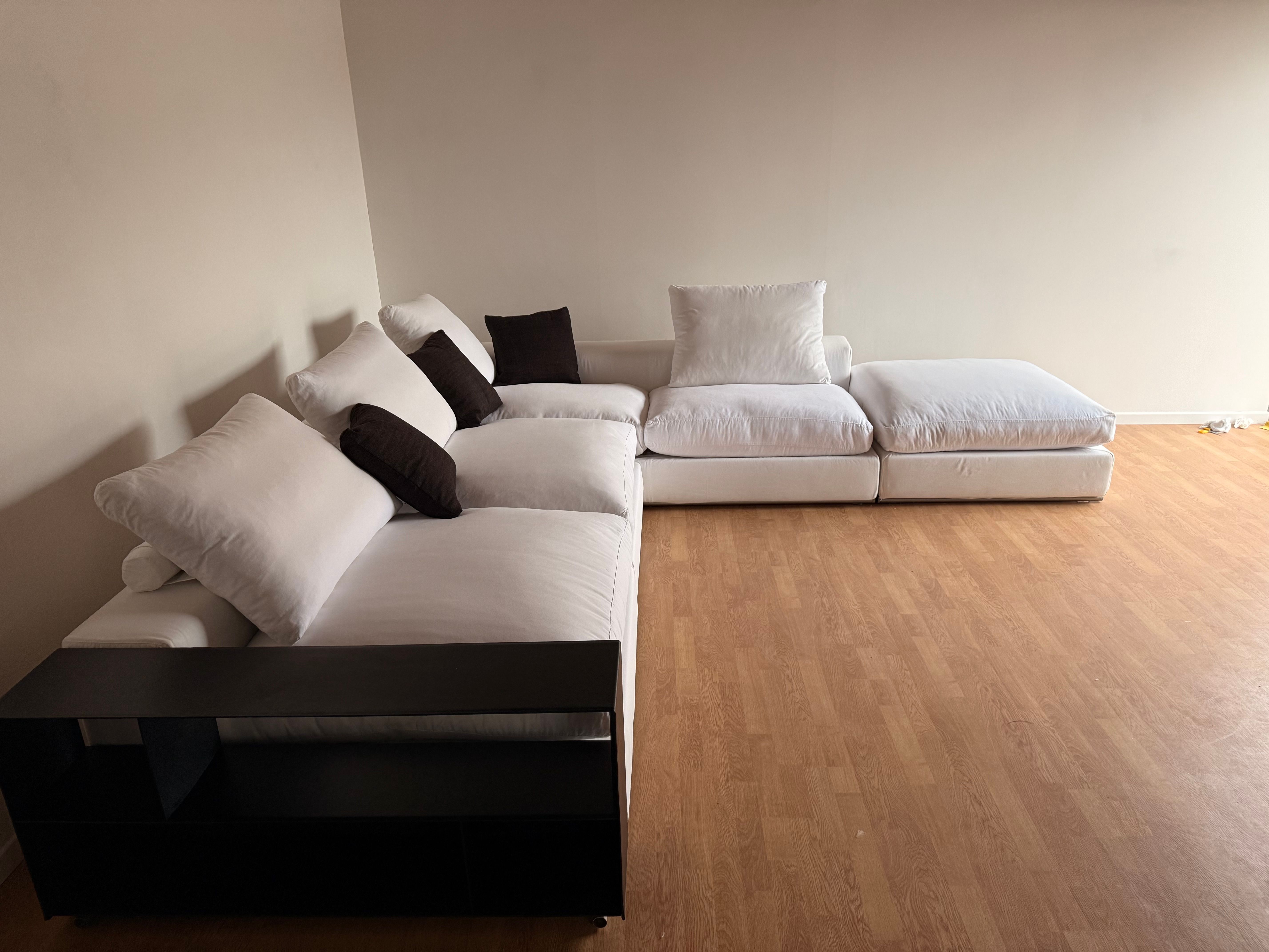 Groundpiece modular corner sofa upholstered in white fabric by Antonio Citterio, Flexform Side