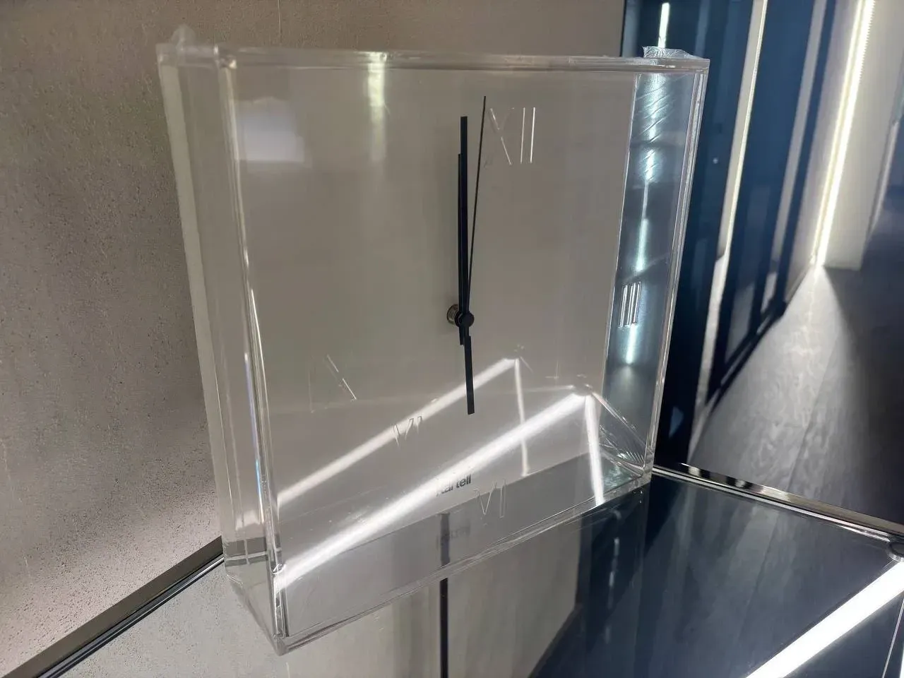 Horloge murale Tic&Tac transparente et blanche Side