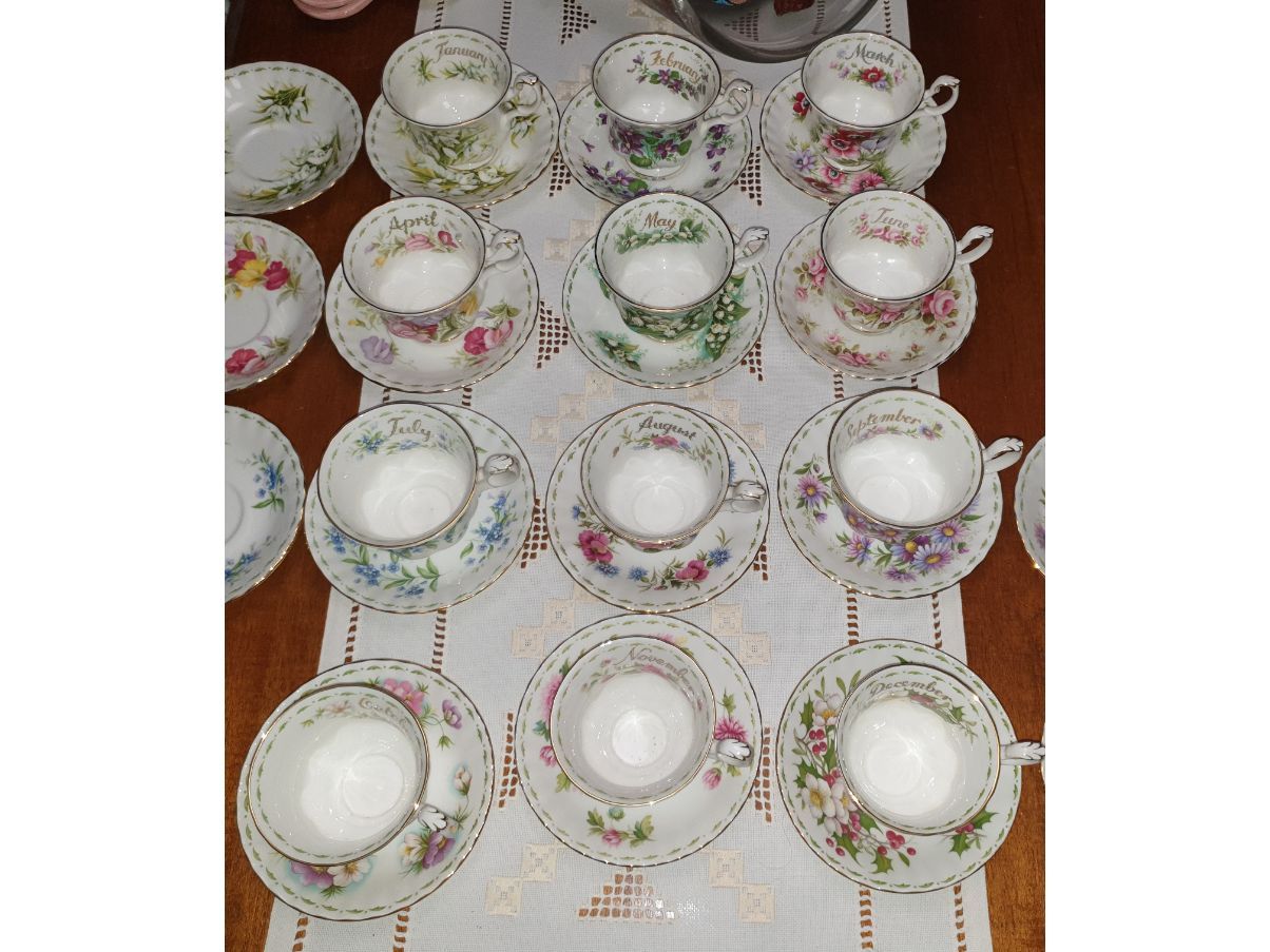 Set 12 tazze da tè e piattini vintage in porcellana