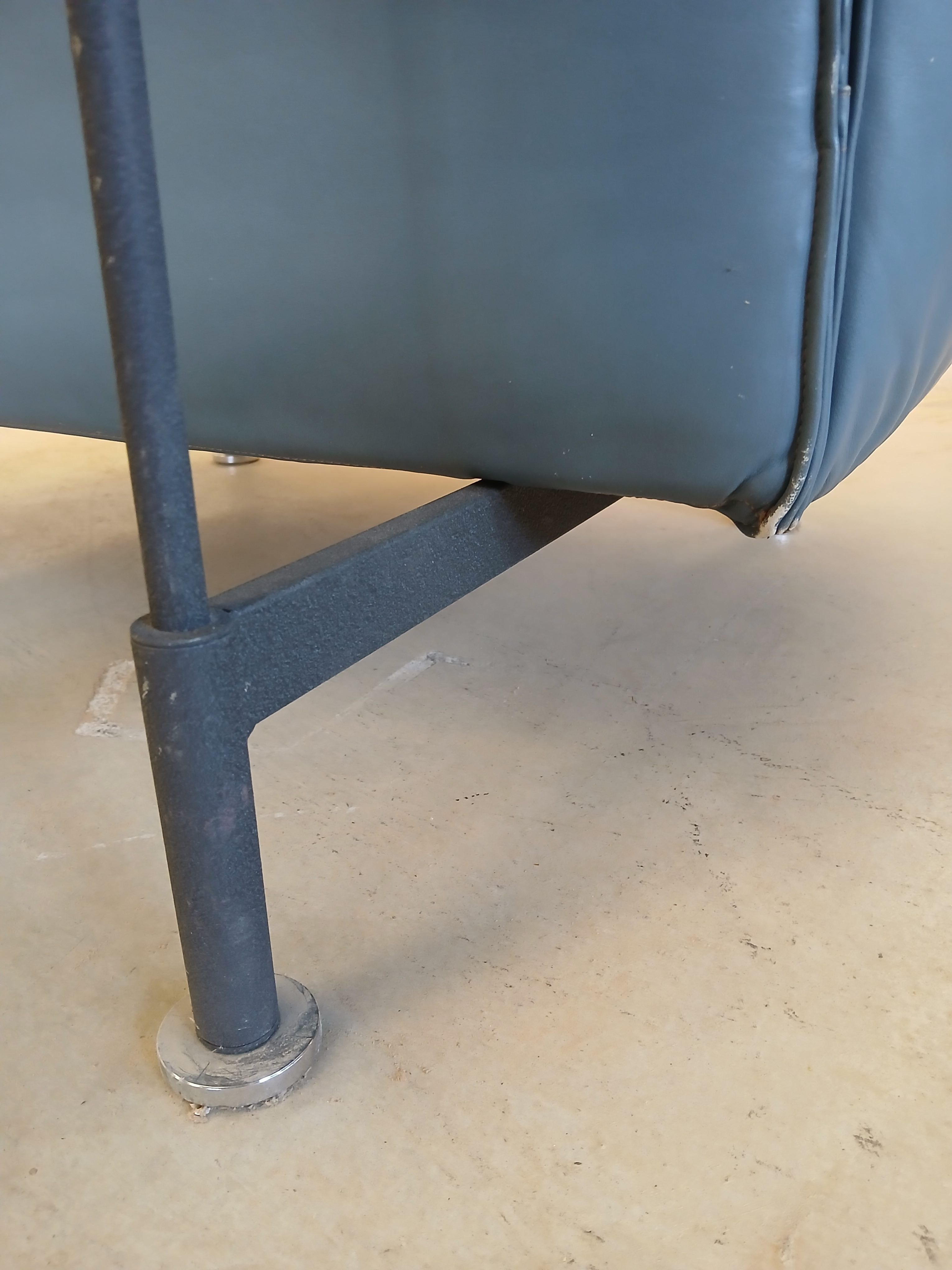 Ledersessel mit Metallgestell 14