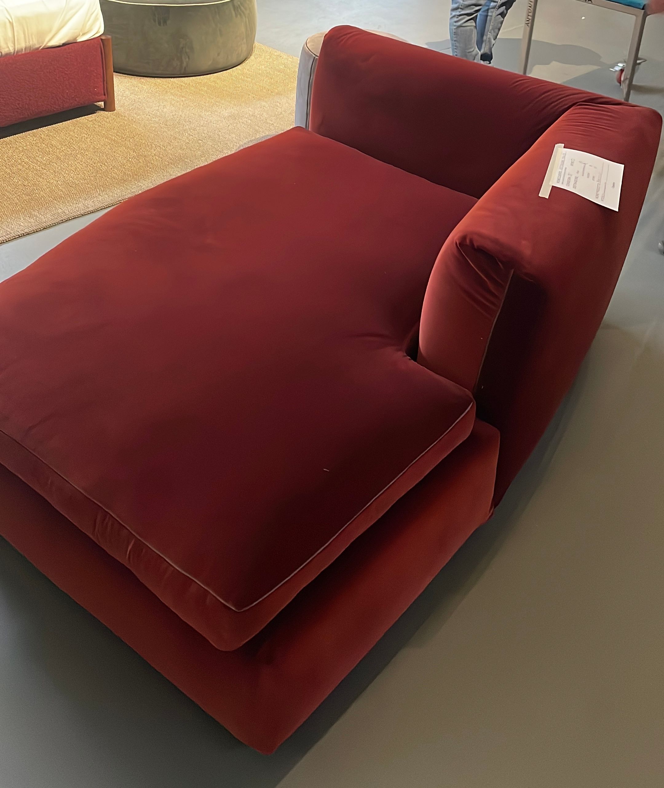Divano angolare/chaise longue rivestito in velluto rosso di Rodolfo Dordoni, Cassina Brand