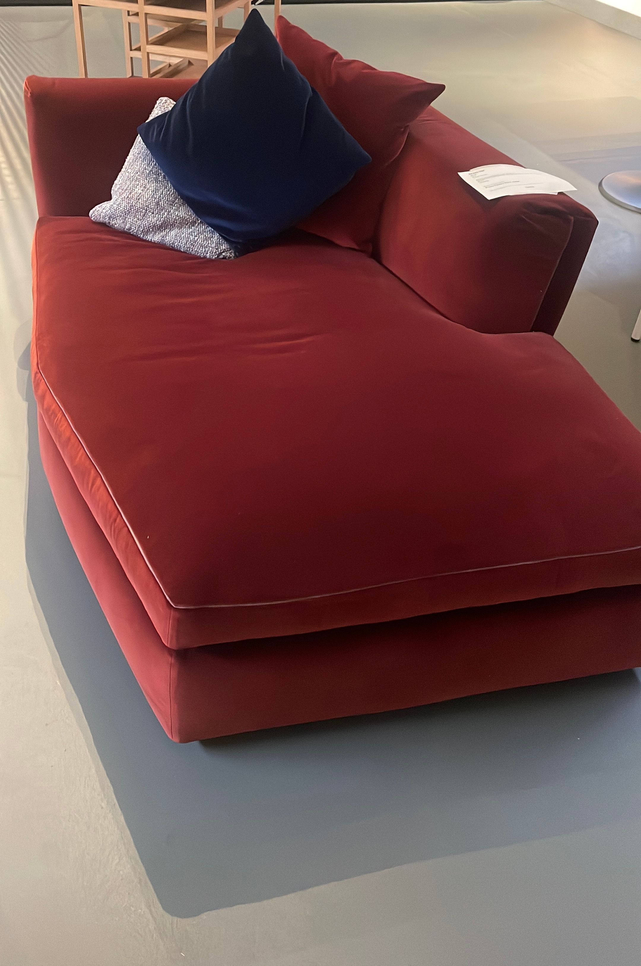Divano angolare/chaise longue rivestito in velluto rosso di Rodolfo Dordoni, Cassina Front
