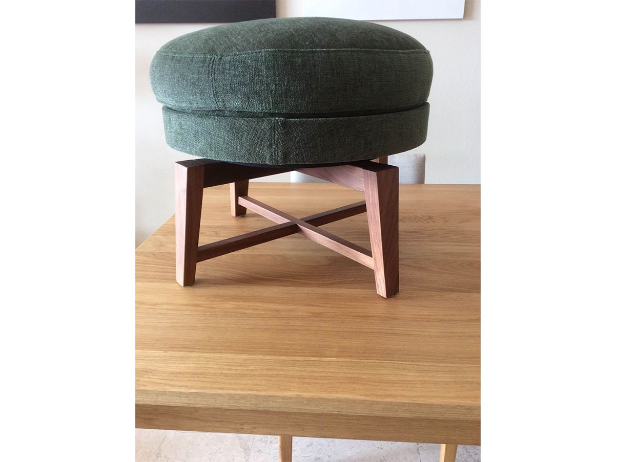 Pouf rotondo con gambe in legno in stile esotico