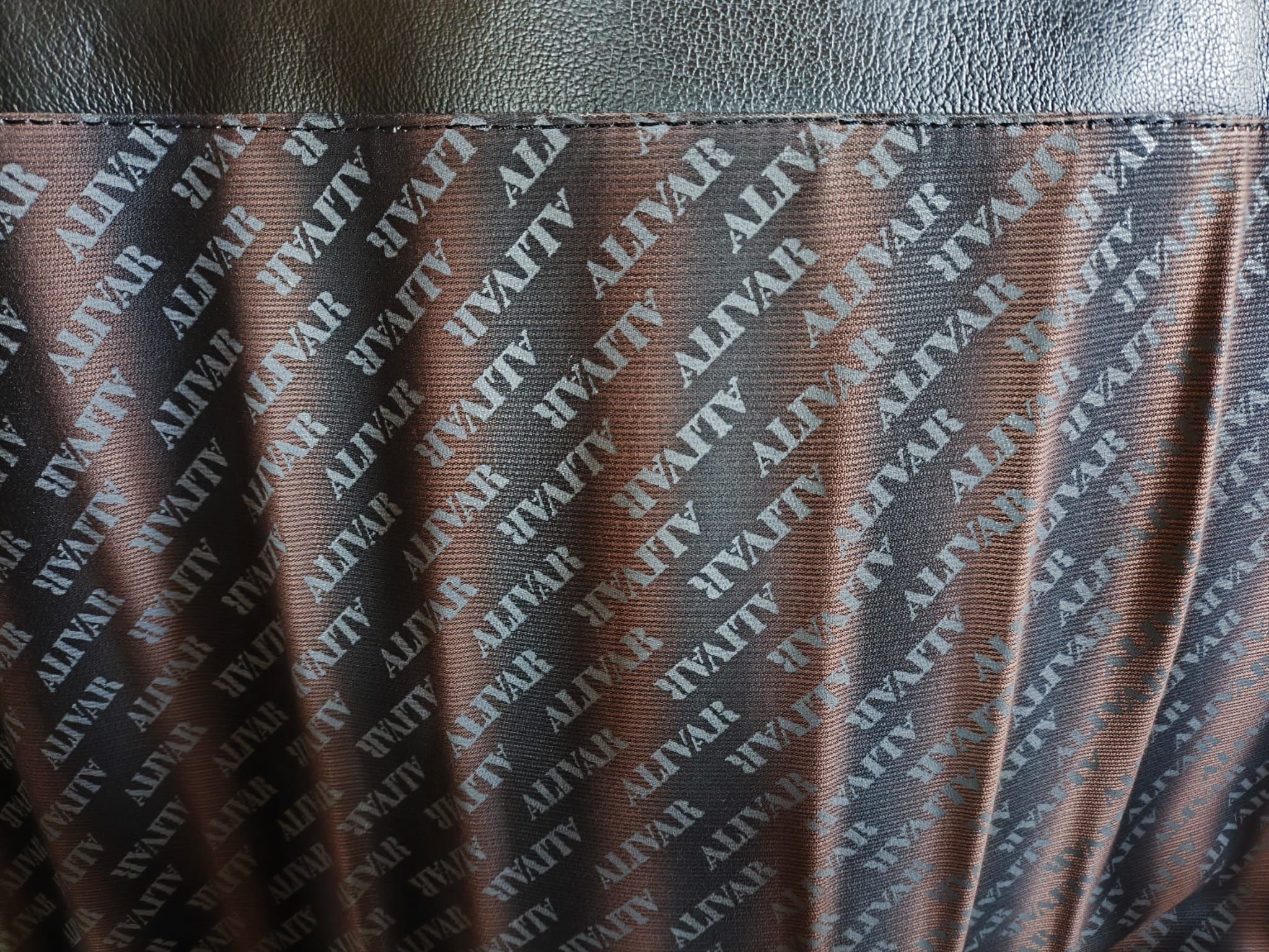 Chaise longue LC4 in pelle nera di Le Corbusier Brand