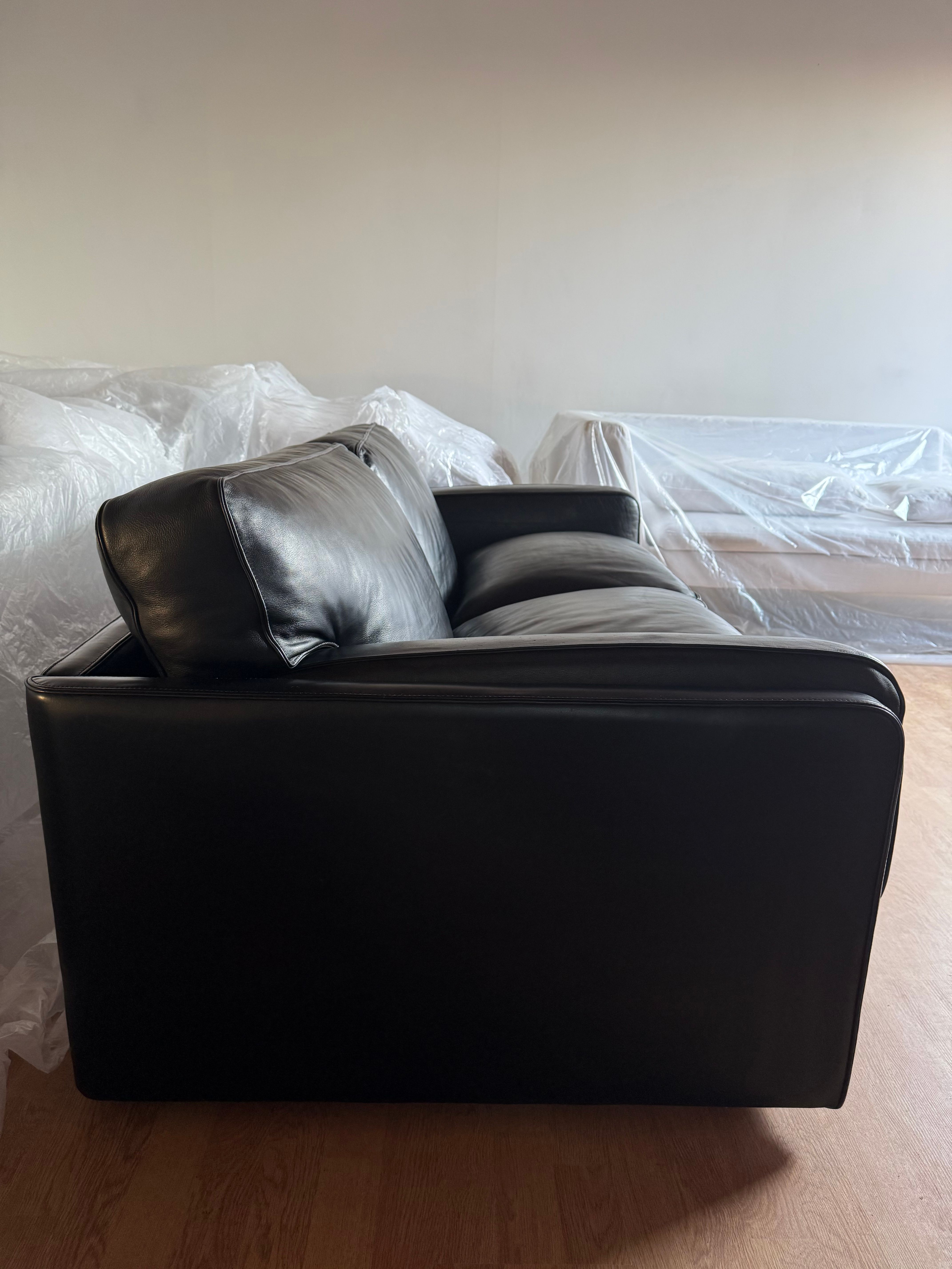 Divano 2 posti in pelle nera di Tito Agnoli Side