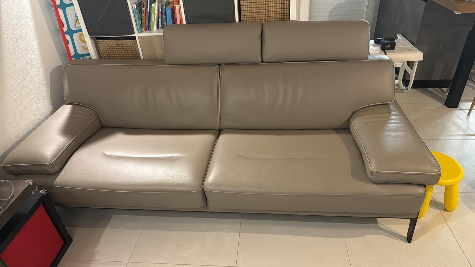 Latitude 3-seater sofa in beige leather by Maurizio Manzoni, Roche Bobois  Front