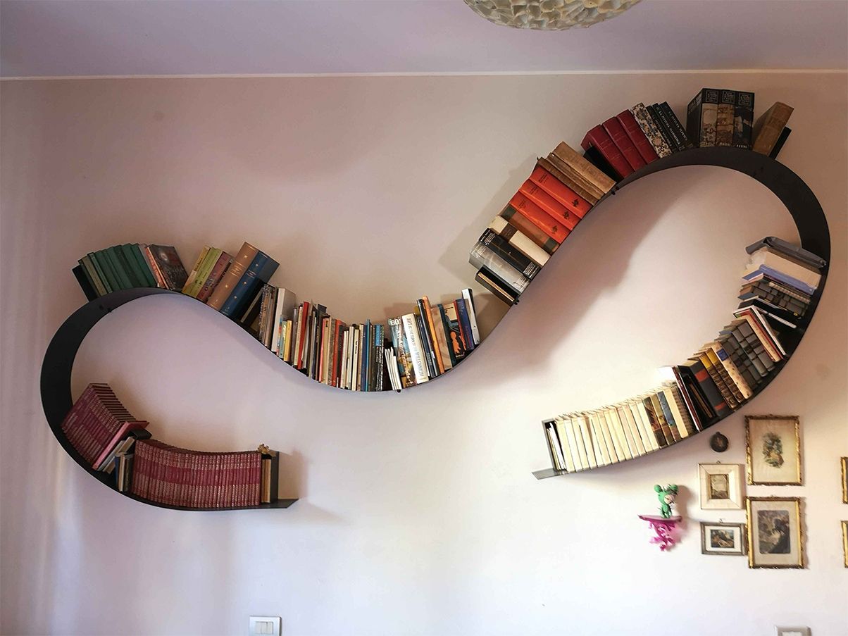 Libreria da parete Bookworm in acciaio, Ron Arad Studio