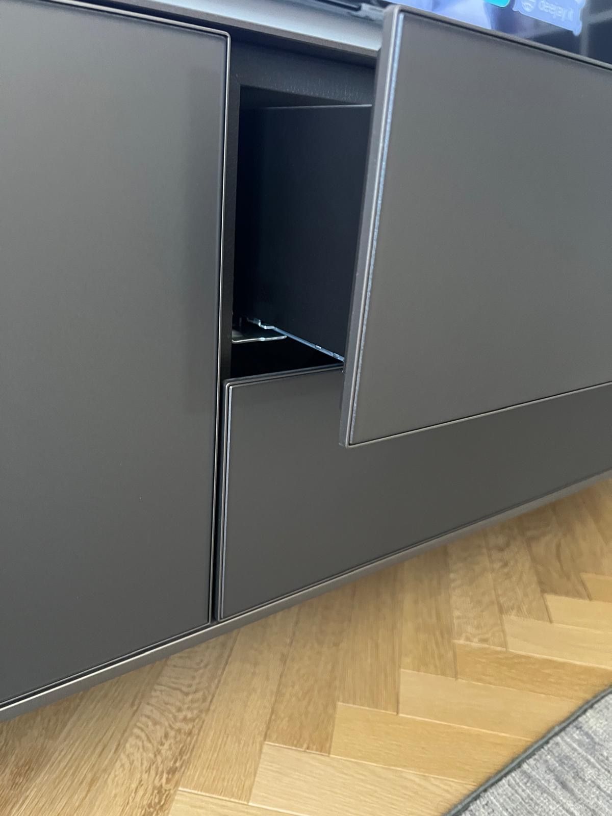 Lowboard Self Up aus bronziertem lackiertem Glas Details