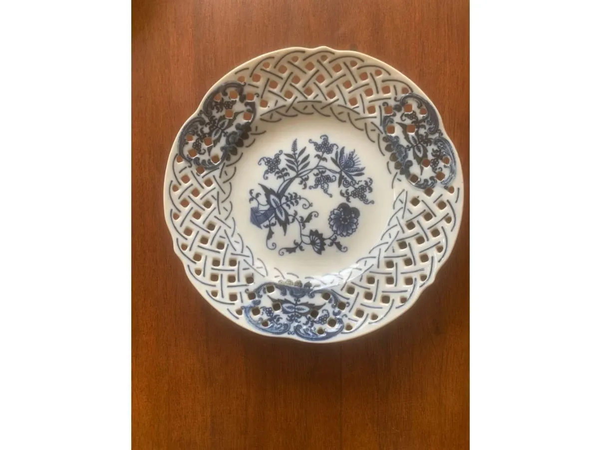 Set of 4 plates with vintage Blue Danube perforated edge, 2
