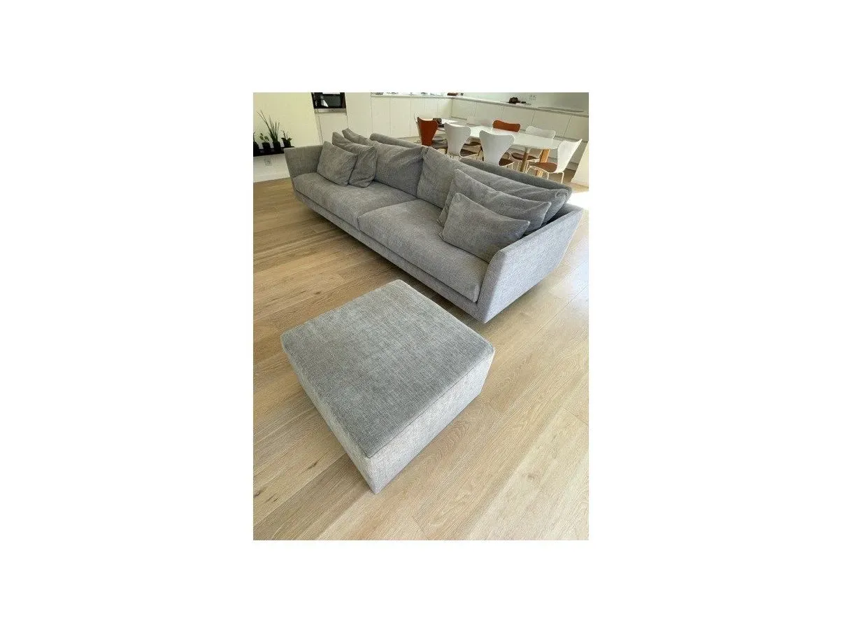 Image of Divano Axel con pouf in tessuto grigio, Montis